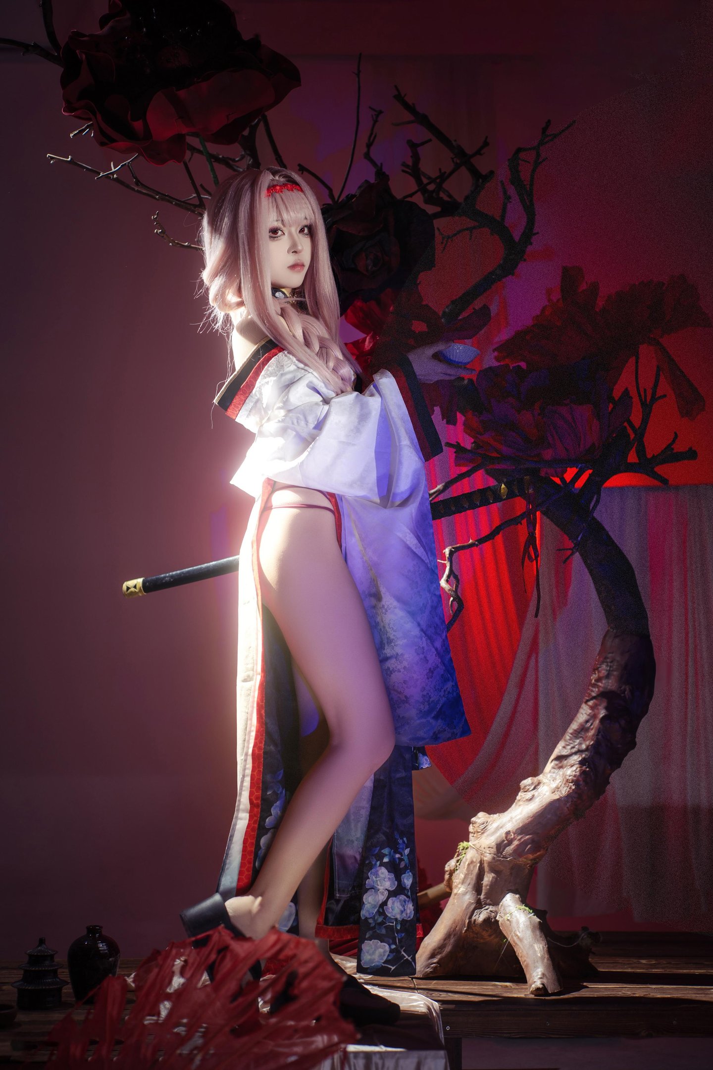 [cosplay] 矢量魚 - Nikke勝利女神 暗蓮：白髮風高開衩美腿 刀劍紅黑布景 30P
