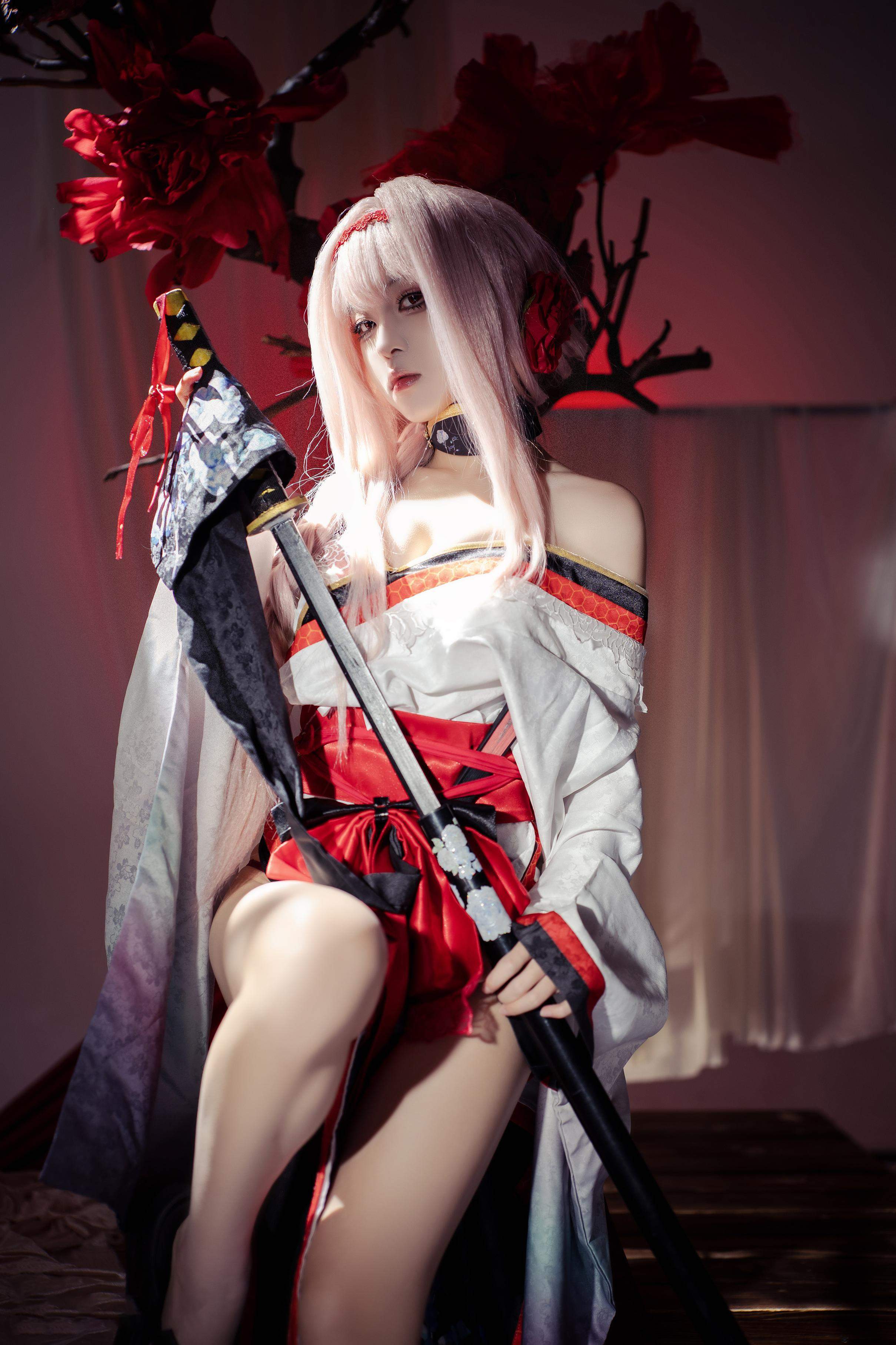 [cosplay] 矢量魚 - Nikke勝利女神 暗蓮：白髮風高開衩美腿 刀劍紅黑布景 30P
