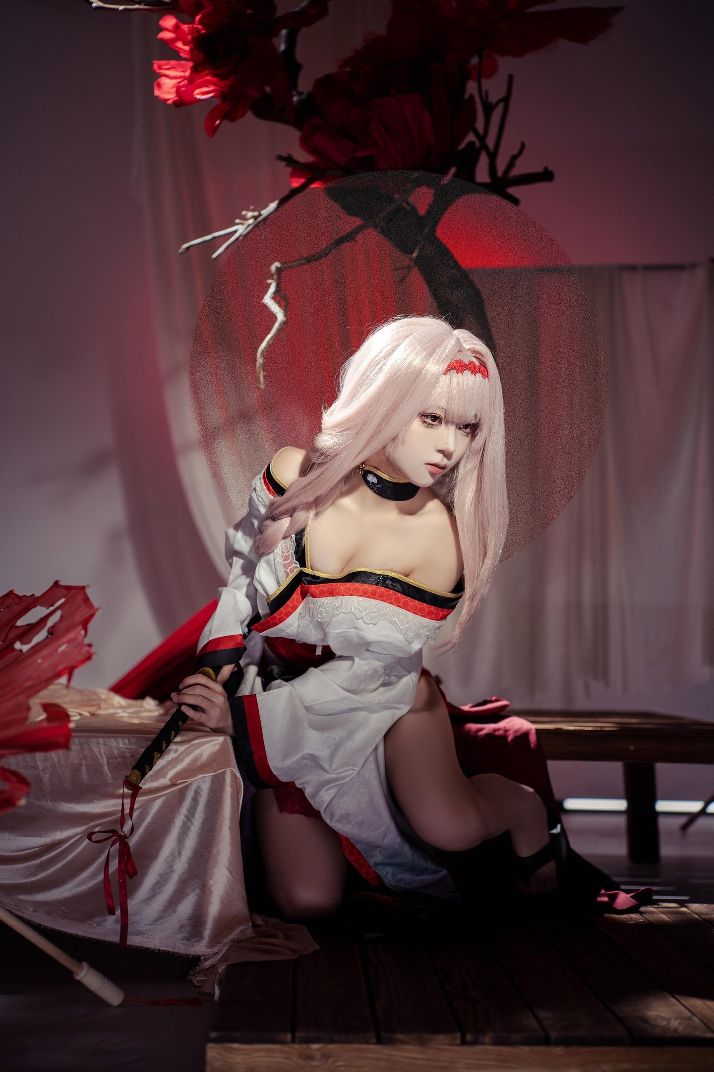 [cosplay] 矢量魚 - Nikke勝利女神 暗蓮：白髮風高開衩美腿 刀劍紅黑布景 30P