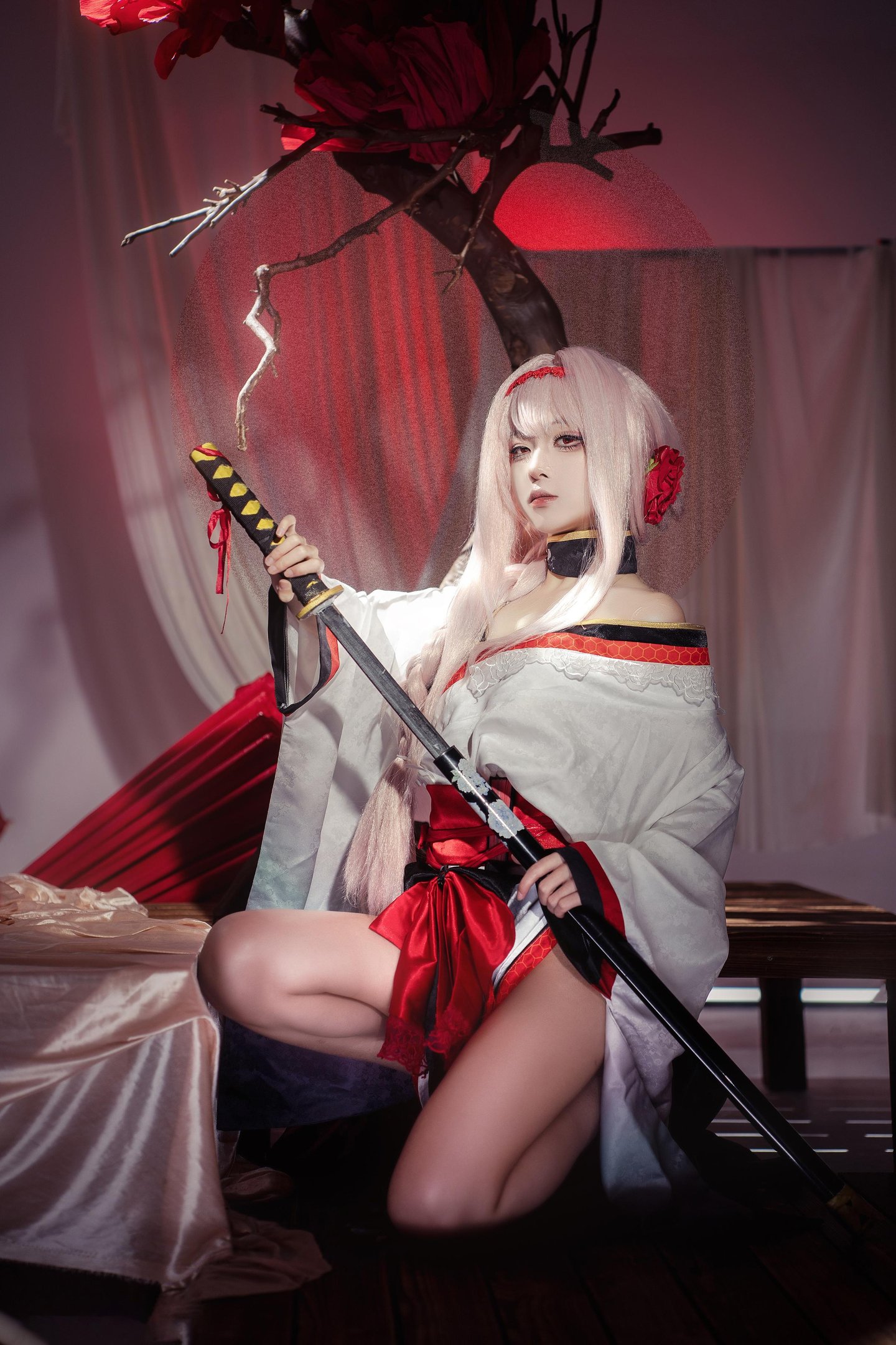 [cosplay] 矢量魚 - Nikke勝利女神 暗蓮：白髮風高開衩美腿 刀劍紅黑布景 30P