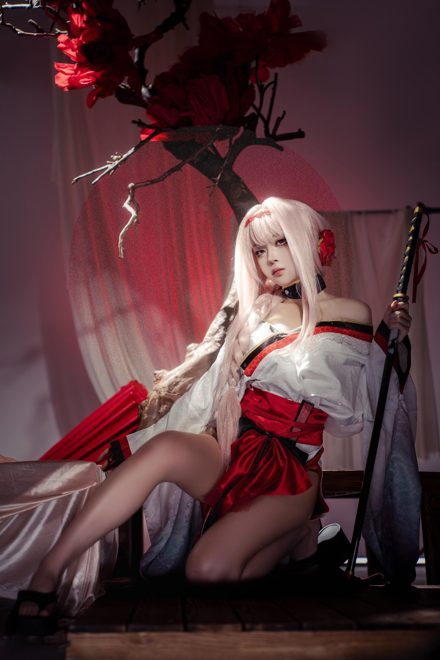 [cosplay] 矢量魚 - Nikke勝利女神 暗蓮：白髮風高開衩美腿 刀劍紅黑布景 30P