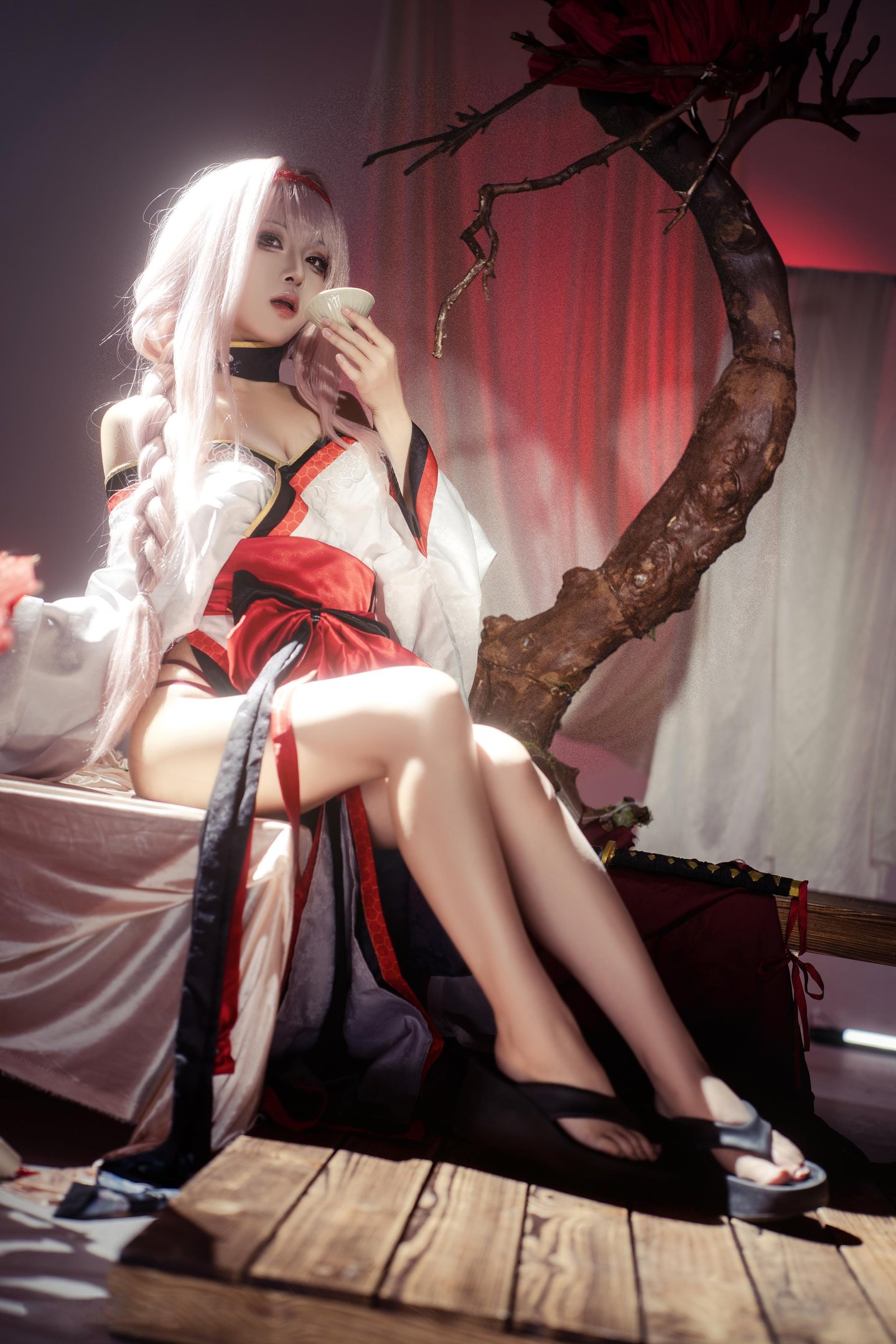 [cosplay] 矢量魚 - Nikke勝利女神 暗蓮：白髮風高開衩美腿 刀劍紅黑布景 30P