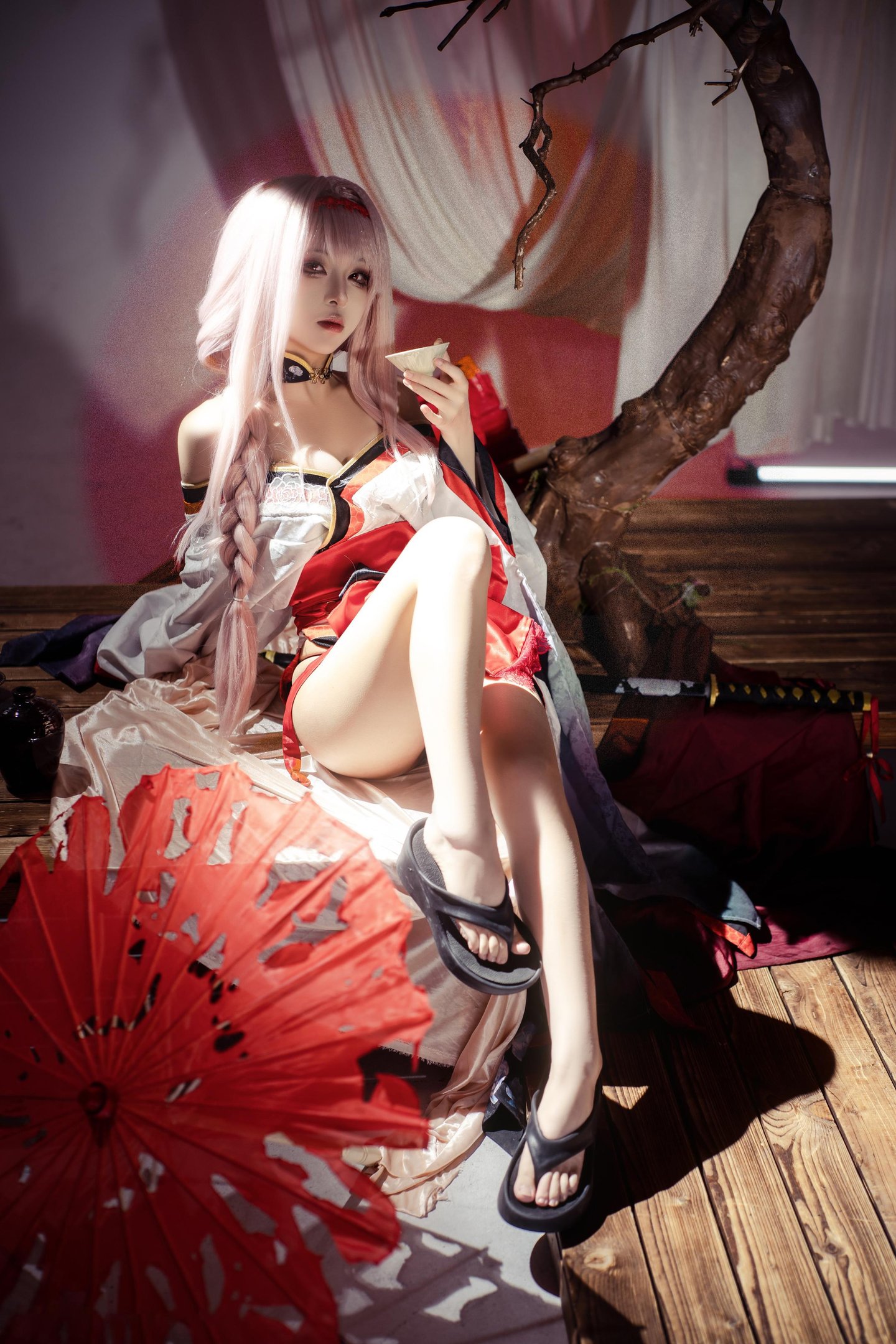 [cosplay] 矢量魚 - Nikke勝利女神 暗蓮：白髮風高開衩美腿 刀劍紅黑布景 30P