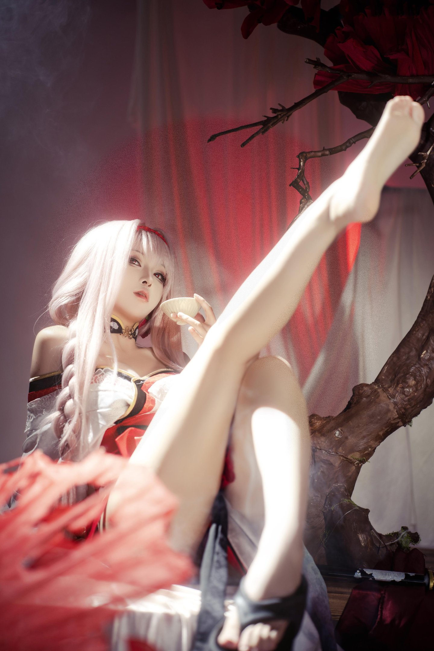 '[cosplay] 矢量鱼 - Nikke Thần Nữ Chiến Thắng: Tóc Trắng và Chân Đẹp Cao Xẻ, Bối Cảnh Đỏ Đen 30P'