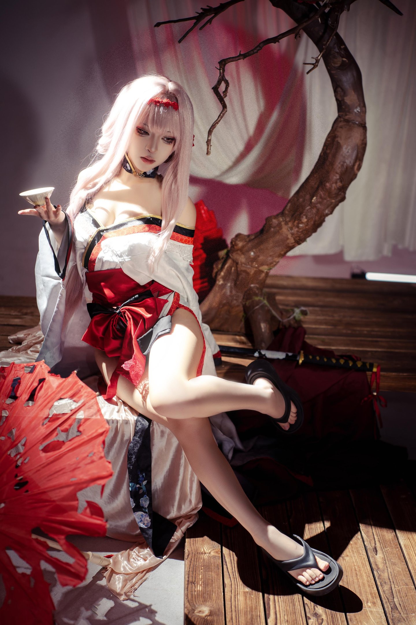 '[cosplay] 矢量鱼 - Nikke Thần Nữ Chiến Thắng: Tóc Trắng và Chân Đẹp Cao Xẻ, Bối Cảnh Đỏ Đen 30P'