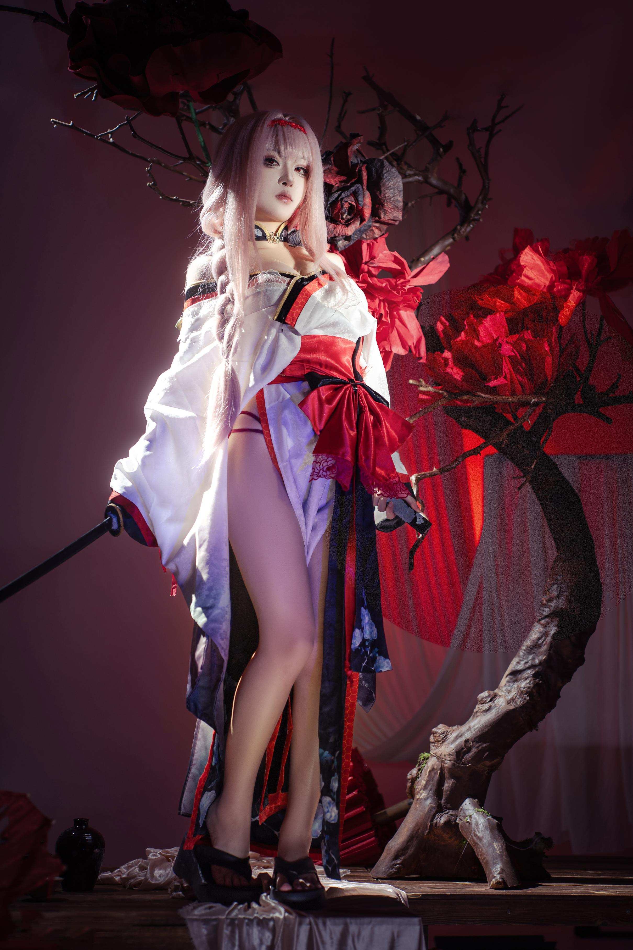 '[cosplay] 矢量鱼 - Nikke Thần Nữ Chiến Thắng: Tóc Trắng và Chân Đẹp Cao Xẻ, Bối Cảnh Đỏ Đen 30P'