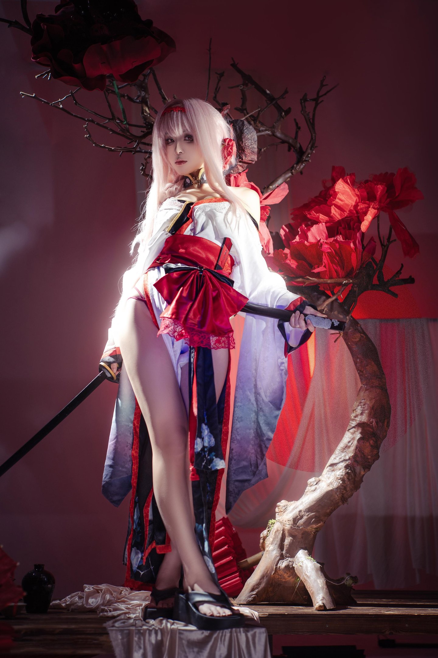 '[cosplay] 矢量鱼 - Nikke Thần Nữ Chiến Thắng: Tóc Trắng và Chân Đẹp Cao Xẻ, Bối Cảnh Đỏ Đen 30P'