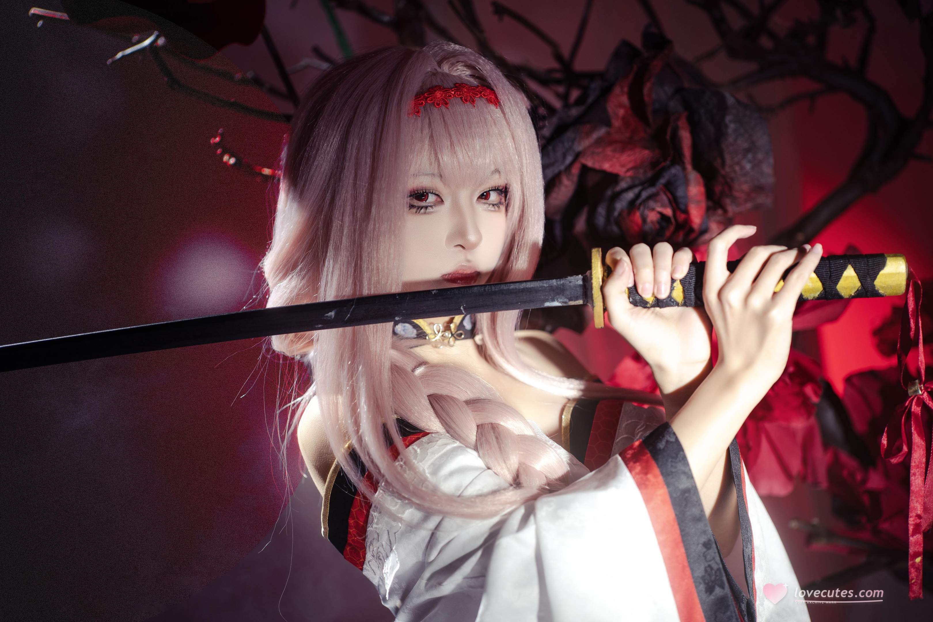 '[cosplay] 矢量鱼 - Nikke Thần Nữ Chiến Thắng: Tóc Trắng và Chân Đẹp Cao Xẻ, Bối Cảnh Đỏ Đen 30P'