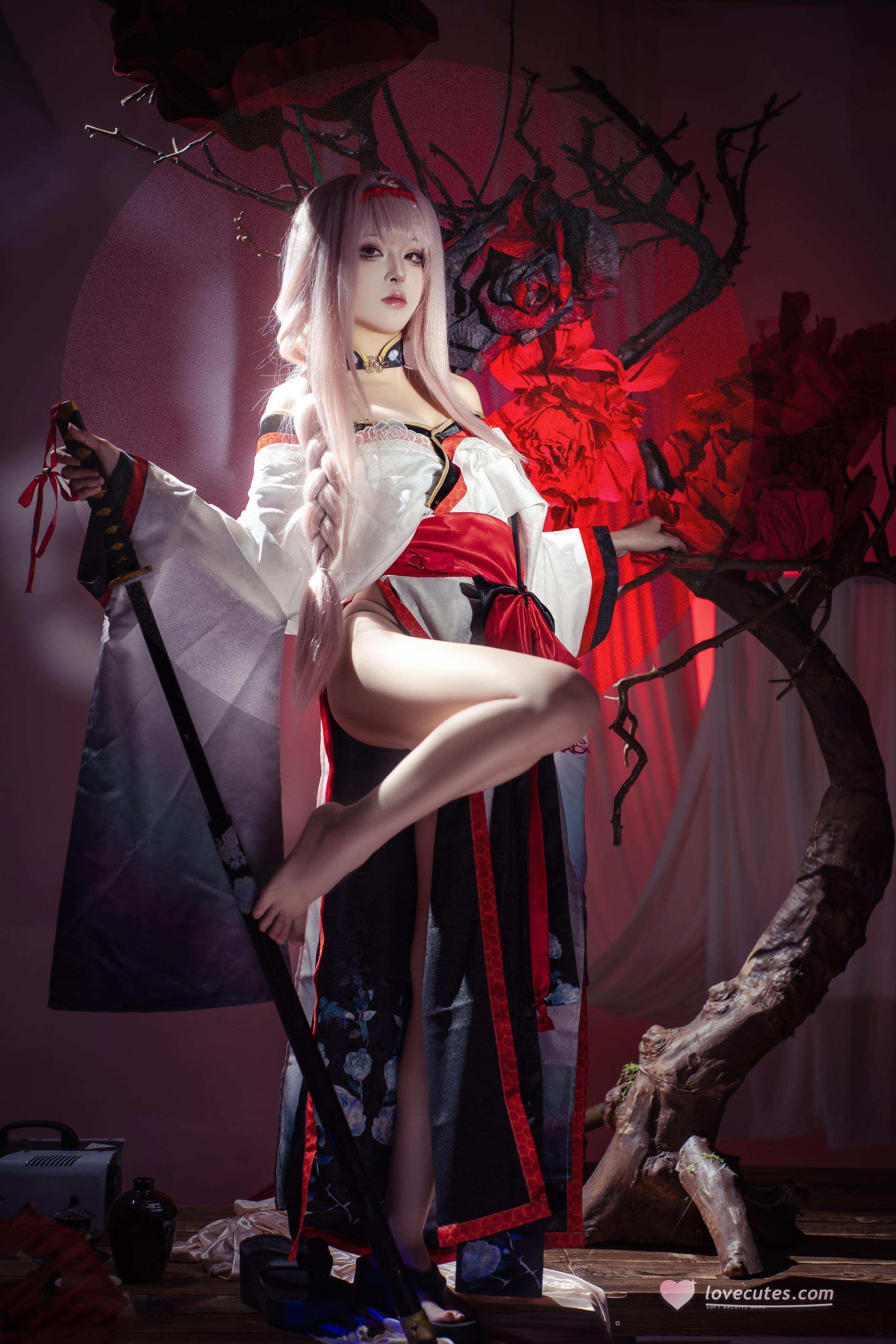 '[cosplay] 矢量鱼 - Nikke Thần Nữ Chiến Thắng: Tóc Trắng và Chân Đẹp Cao Xẻ, Bối Cảnh Đỏ Đen 30P'