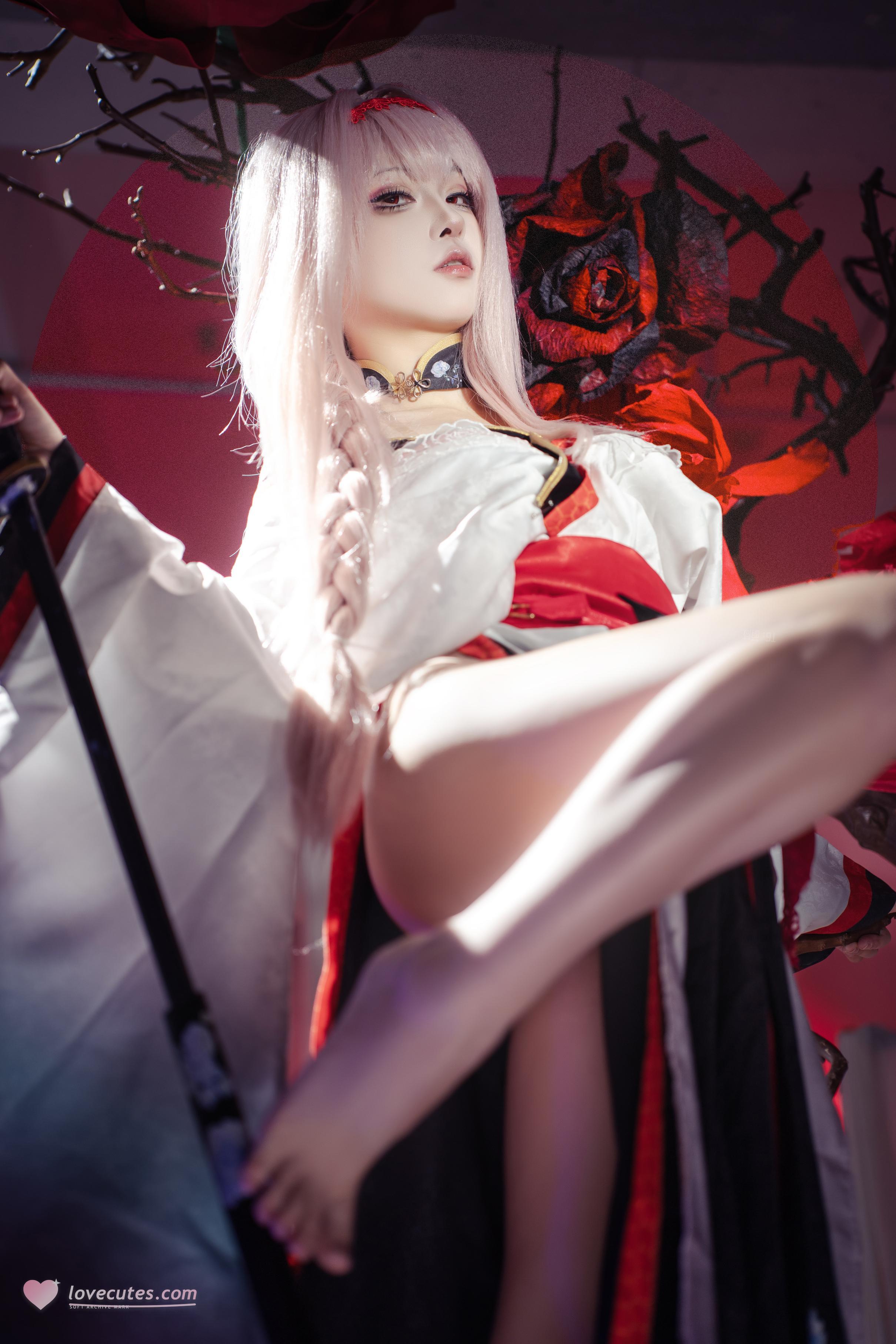 '[cosplay] 矢量鱼 - Nikke Thần Nữ Chiến Thắng: Tóc Trắng và Chân Đẹp Cao Xẻ, Bối Cảnh Đỏ Đen 30P'
