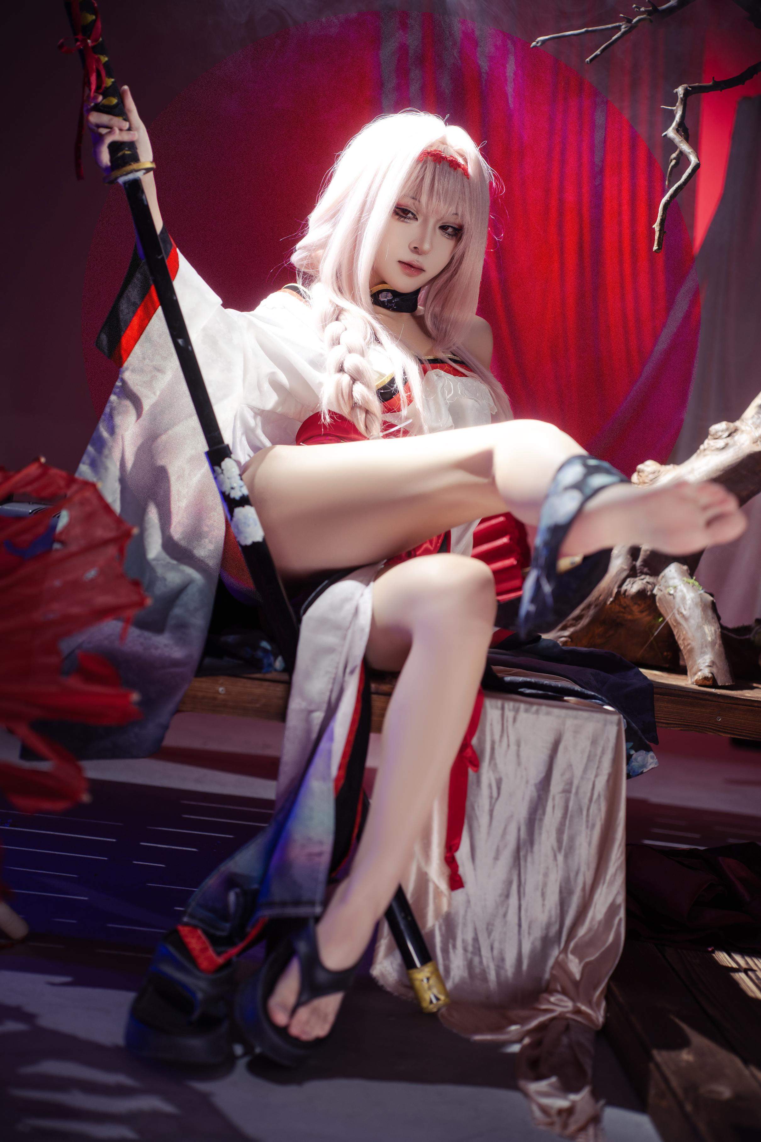 '[cosplay] 矢量鱼 - Nikke Thần Nữ Chiến Thắng: Tóc Trắng và Chân Đẹp Cao Xẻ, Bối Cảnh Đỏ Đen 30P'