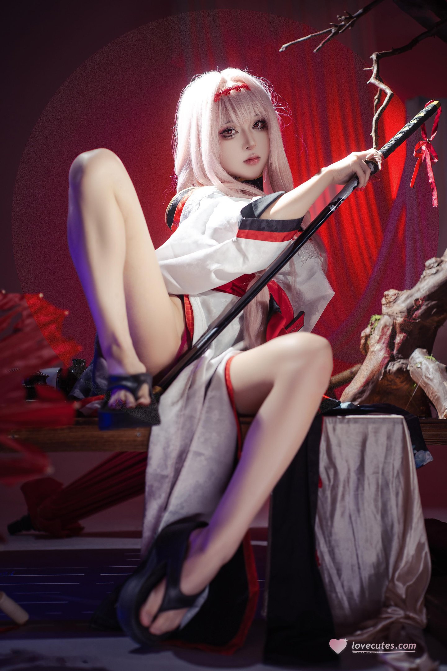 '[cosplay] 矢量鱼 - Nikke Thần Nữ Chiến Thắng: Tóc Trắng và Chân Đẹp Cao Xẻ, Bối Cảnh Đỏ Đen 30P'