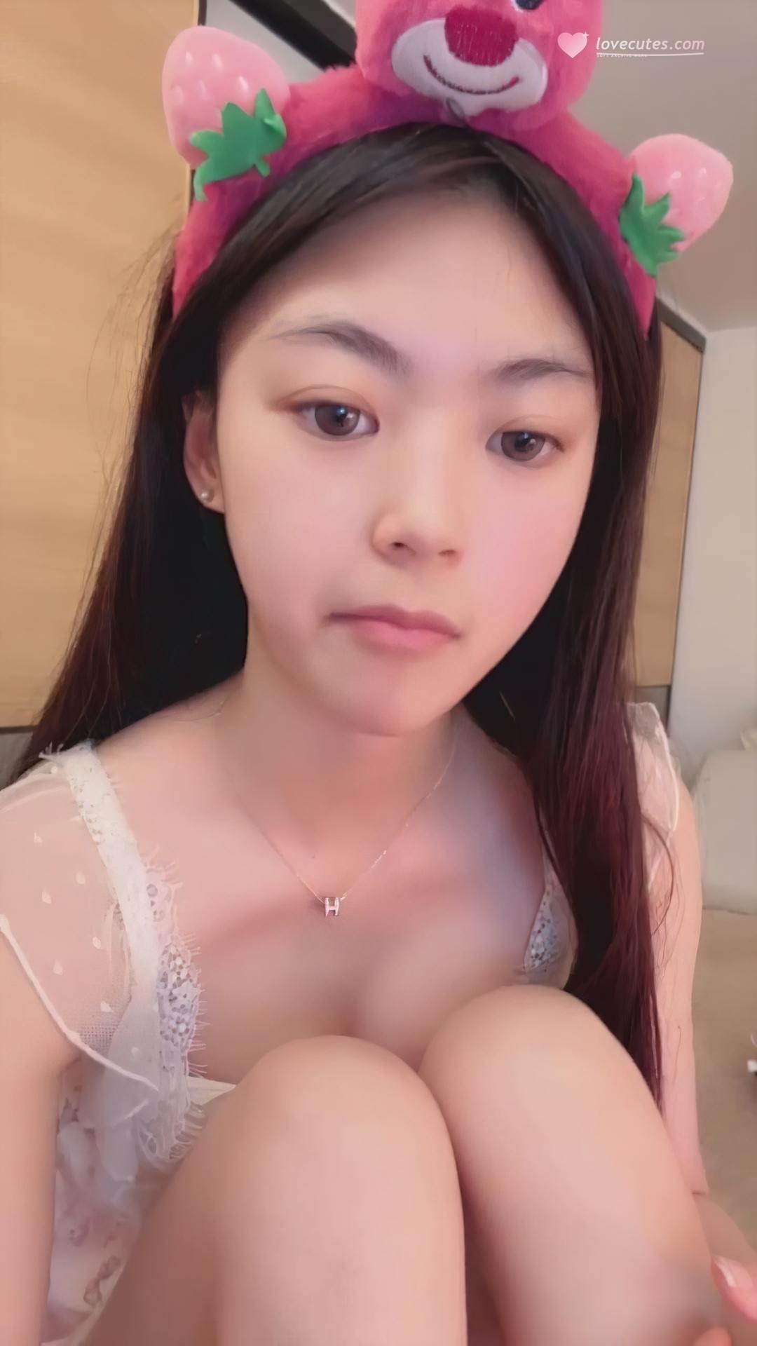 [Ảnh] Tiểu Gia Bảo - Nữ Sinh Xinh Đẹp Ra Mắt Trả Phí Đầu Tiên: Tự Chụp Ở Nhà Trong Váy Ngủ Trắng, Đội Mũ Người Hầu 51P1G4V