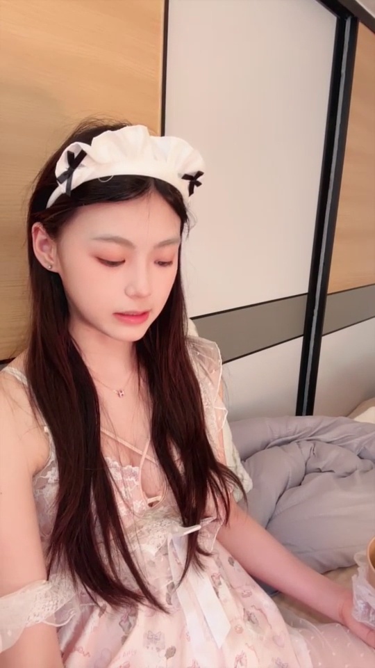[寫真] 小佳寶 - 校花級小美女付費首秀：居家自拍白色睡裙 女僕頭飾 51P1G4V