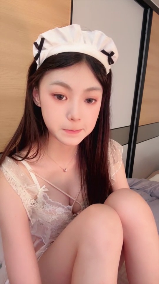 [Ảnh] Tiểu Gia Bảo - Nữ Sinh Xinh Đẹp Ra Mắt Trả Phí Đầu Tiên: Tự Chụp Ở Nhà Trong Váy Ngủ Trắng, Đội Mũ Người Hầu 51P1G4V