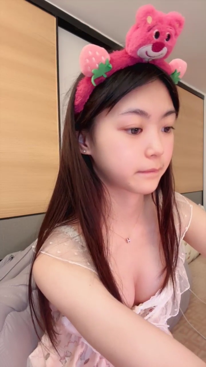[Ảnh] Tiểu Gia Bảo - Nữ Sinh Xinh Đẹp Ra Mắt Trả Phí Đầu Tiên: Tự Chụp Ở Nhà Trong Váy Ngủ Trắng, Đội Mũ Người Hầu 51P1G4V