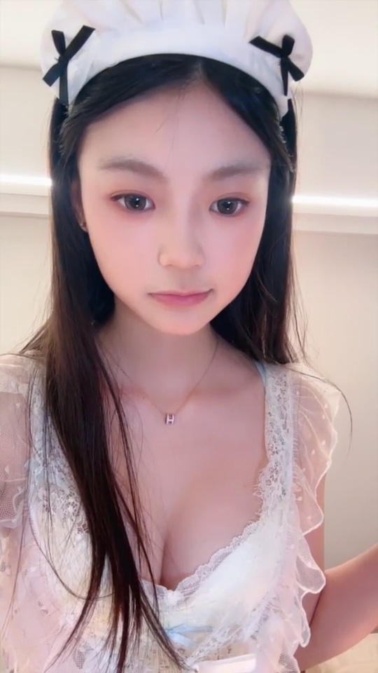 [Ảnh] Tiểu Gia Bảo - Nữ Sinh Xinh Đẹp Ra Mắt Trả Phí Đầu Tiên: Tự Chụp Ở Nhà Trong Váy Ngủ Trắng, Đội Mũ Người Hầu 51P1G4V