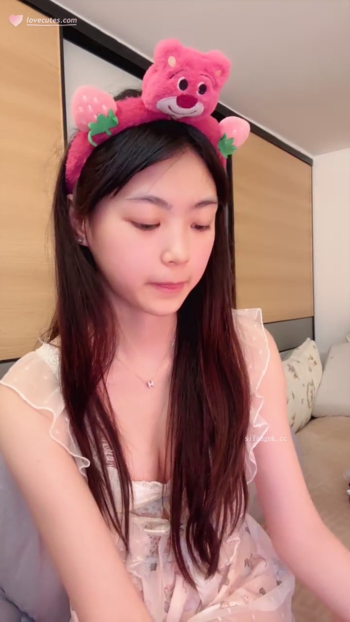 [Ảnh] Tiểu Gia Bảo - Nữ Sinh Xinh Đẹp Ra Mắt Trả Phí Đầu Tiên: Tự Chụp Ở Nhà Trong Váy Ngủ Trắng, Đội Mũ Người Hầu 51P1G4V