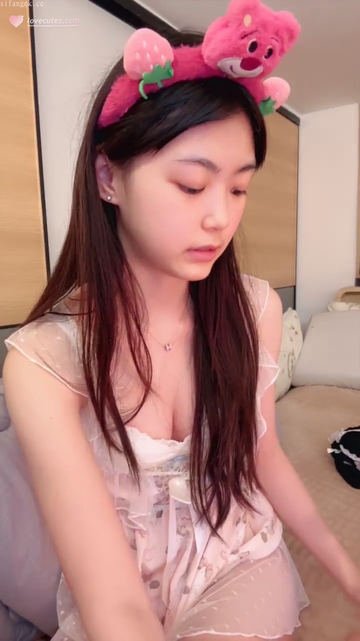 [Ảnh] Tiểu Gia Bảo - Nữ Sinh Xinh Đẹp Ra Mắt Trả Phí Đầu Tiên: Tự Chụp Ở Nhà Trong Váy Ngủ Trắng, Đội Mũ Người Hầu 51P1G4V