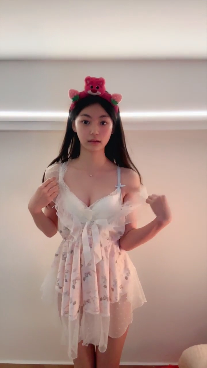 [Ảnh] Tiểu Gia Bảo - Nữ Sinh Xinh Đẹp Ra Mắt Trả Phí Đầu Tiên: Tự Chụp Ở Nhà Trong Váy Ngủ Trắng, Đội Mũ Người Hầu 51P1G4V