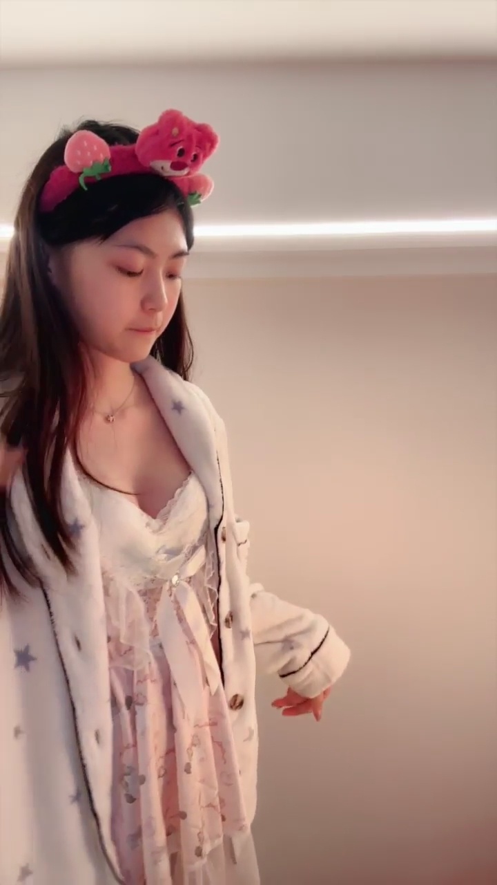 [Ảnh] Tiểu Gia Bảo - Nữ Sinh Xinh Đẹp Ra Mắt Trả Phí Đầu Tiên: Tự Chụp Ở Nhà Trong Váy Ngủ Trắng, Đội Mũ Người Hầu 51P1G4V