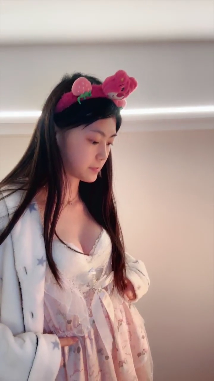 [Ảnh] Tiểu Gia Bảo - Nữ Sinh Xinh Đẹp Ra Mắt Trả Phí Đầu Tiên: Tự Chụp Ở Nhà Trong Váy Ngủ Trắng, Đội Mũ Người Hầu 51P1G4V