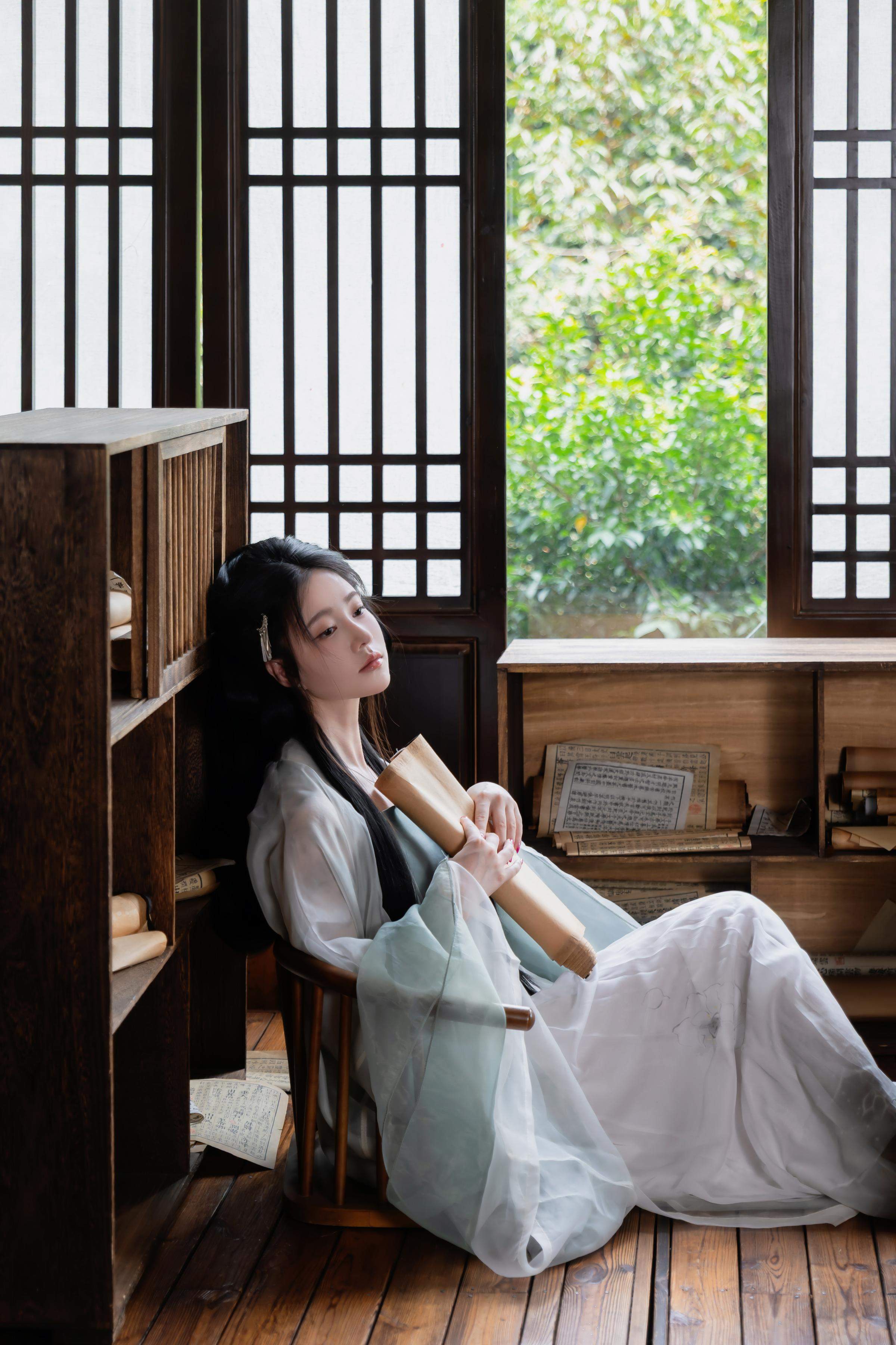 [写真] 年年Nnian - 浣溪沙：軽やかな透け感の薄手漢服と美しい胸元 木窓茶室の古風 80P