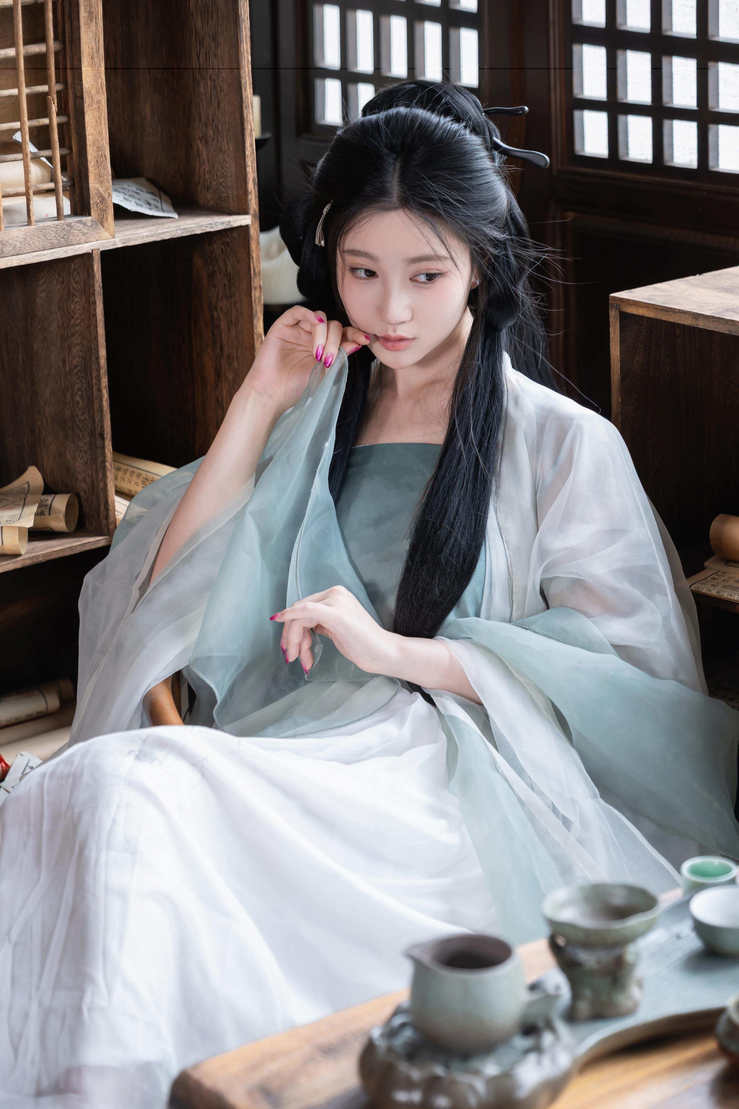 [Photos] Nnian - Huanxi Sha: Sheer Hanfu with Low-Cut Beauty in a Wooden Window Tea Room, 80P