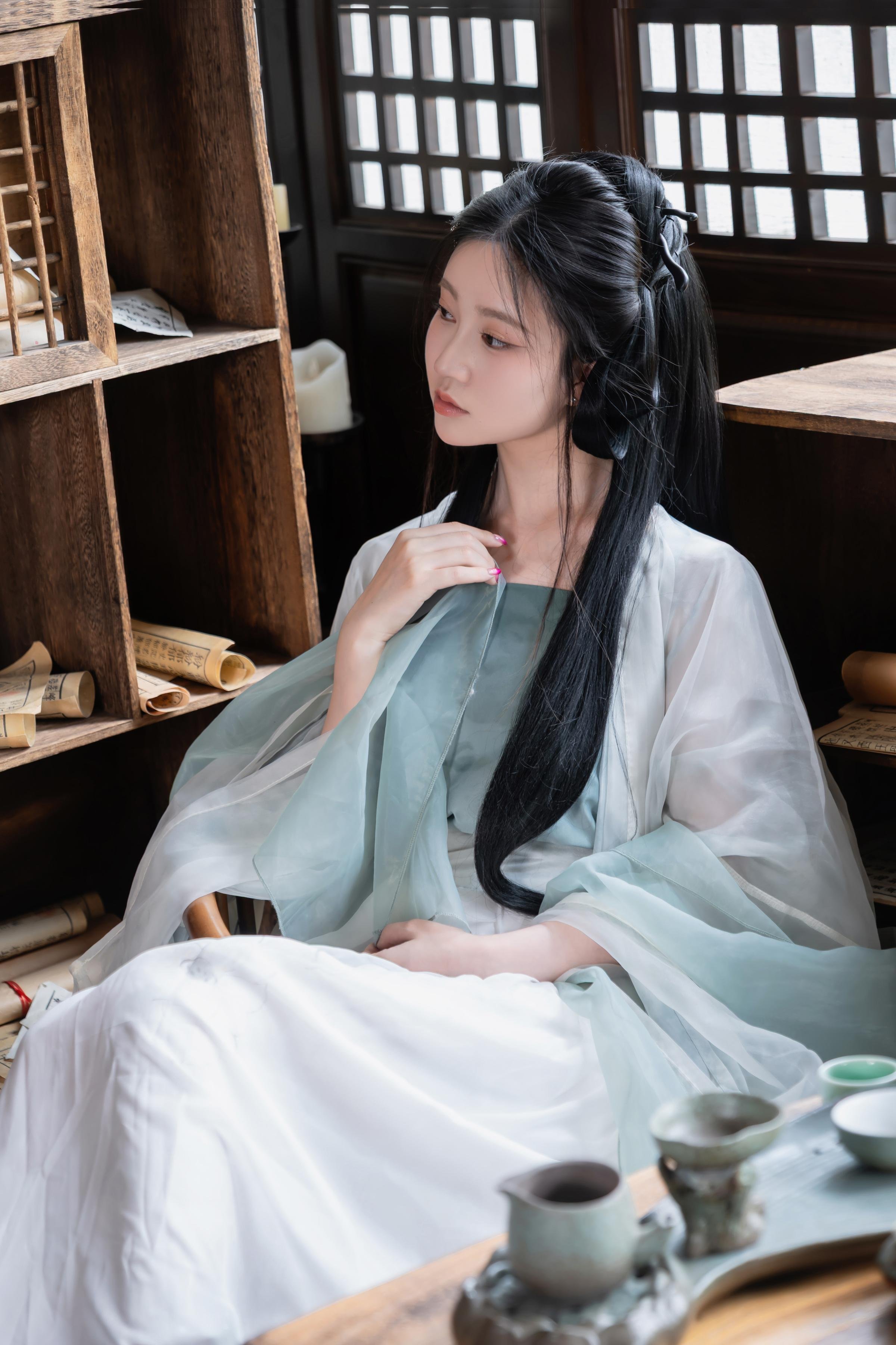 [Photos] Nnian - Huanxi Sha: Sheer Hanfu with Low-Cut Beauty in a Wooden Window Tea Room, 80P