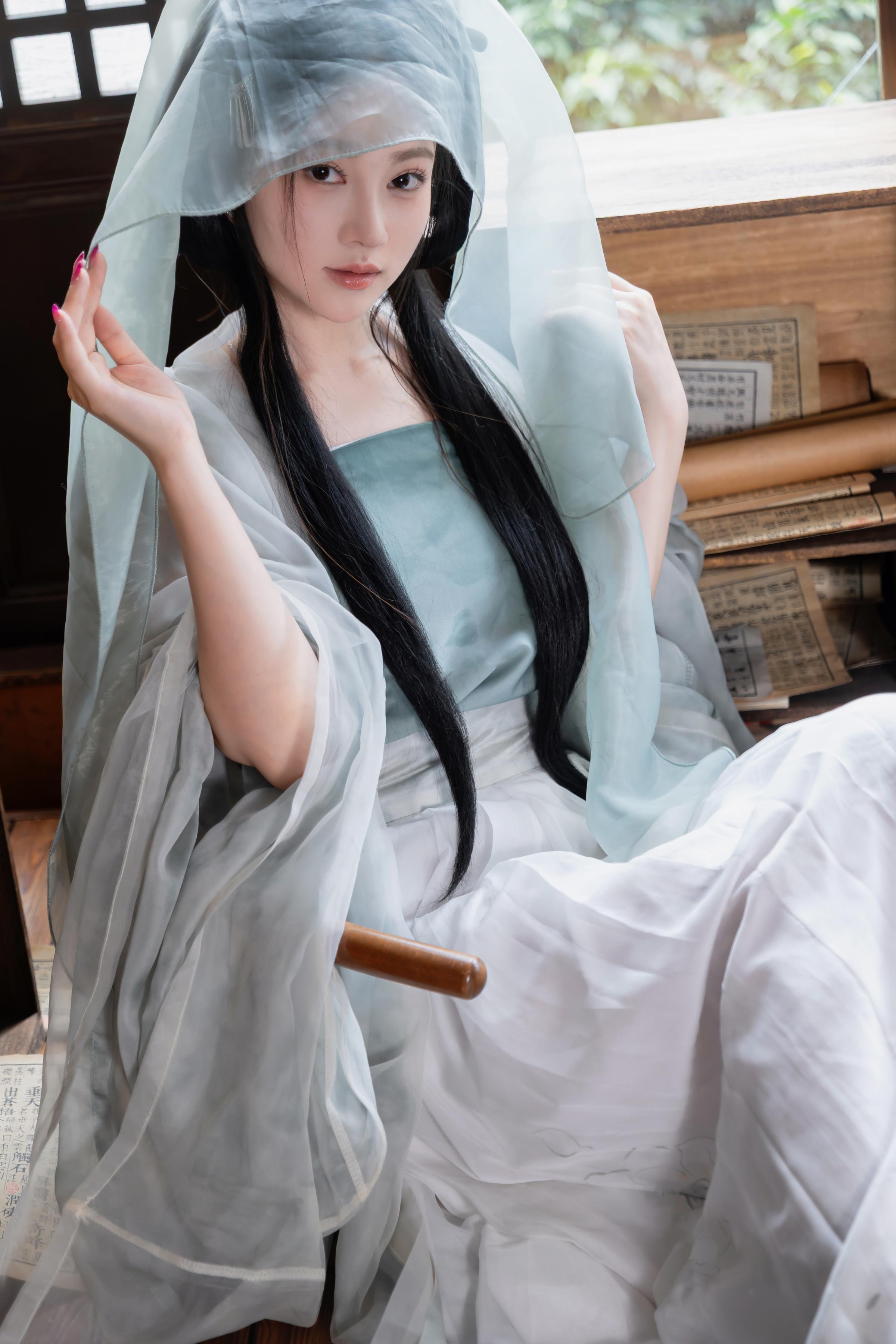 [Photos] Nnian - Huanxi Sha: Sheer Hanfu with Low-Cut Beauty in a Wooden Window Tea Room, 80P