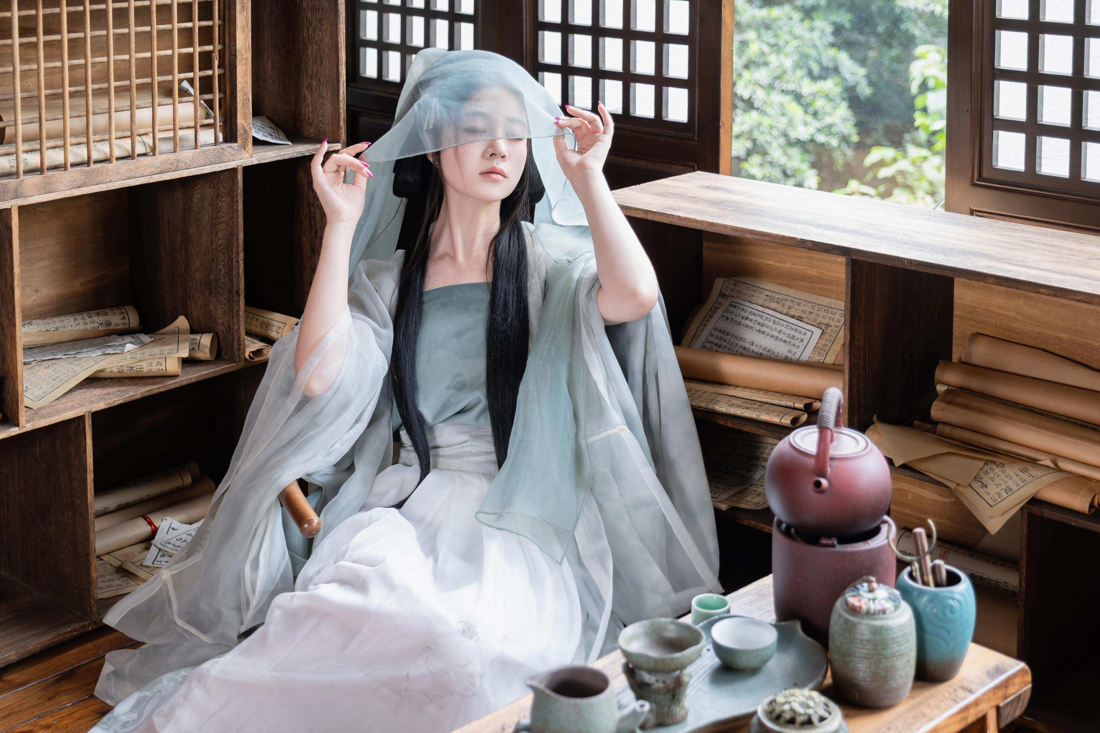 [Photos] Nnian - Huanxi Sha: Sheer Hanfu with Low-Cut Beauty in a Wooden Window Tea Room, 80P