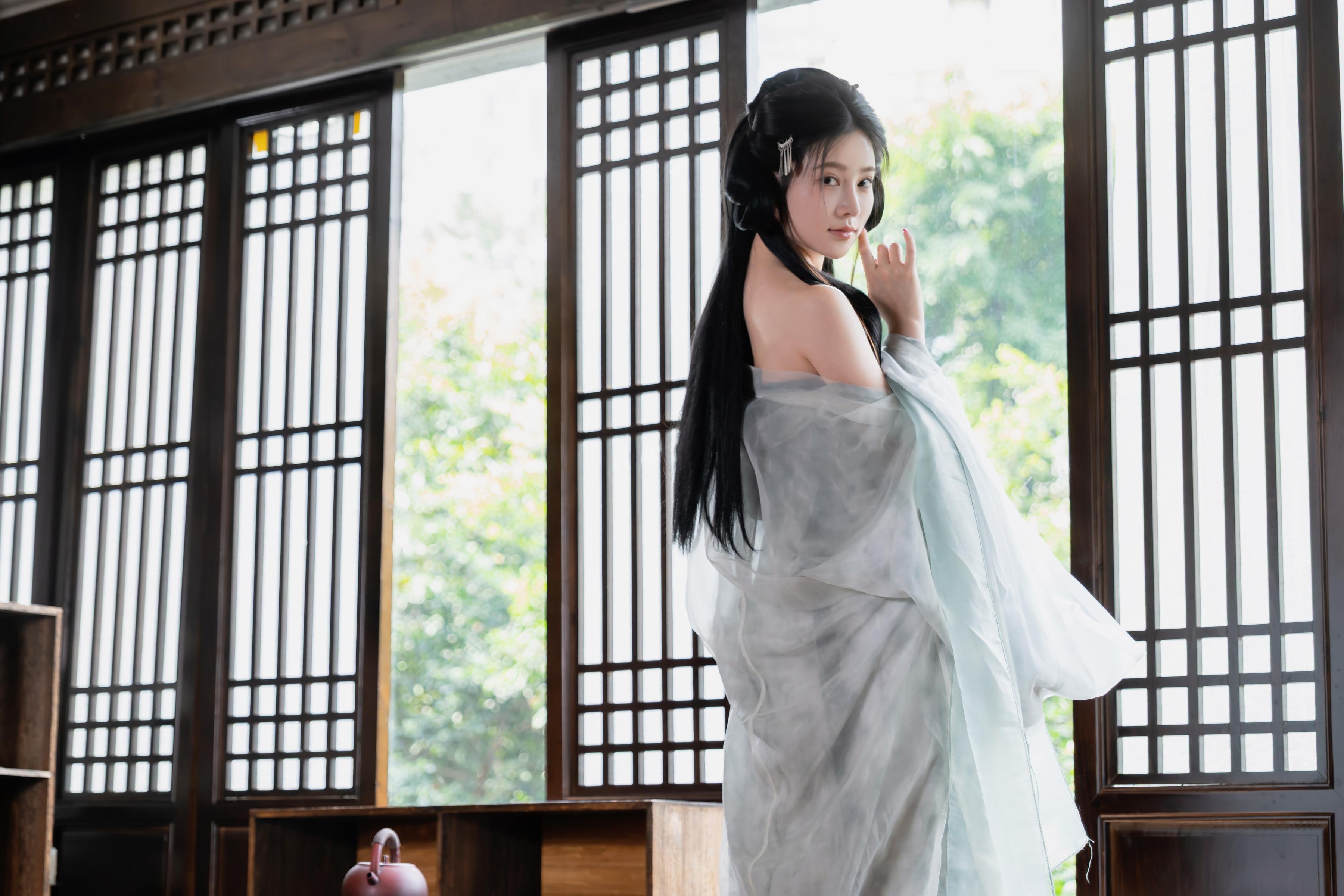 [Photos] Nnian - Huanxi Sha: Sheer Hanfu with Low-Cut Beauty in a Wooden Window Tea Room, 80P