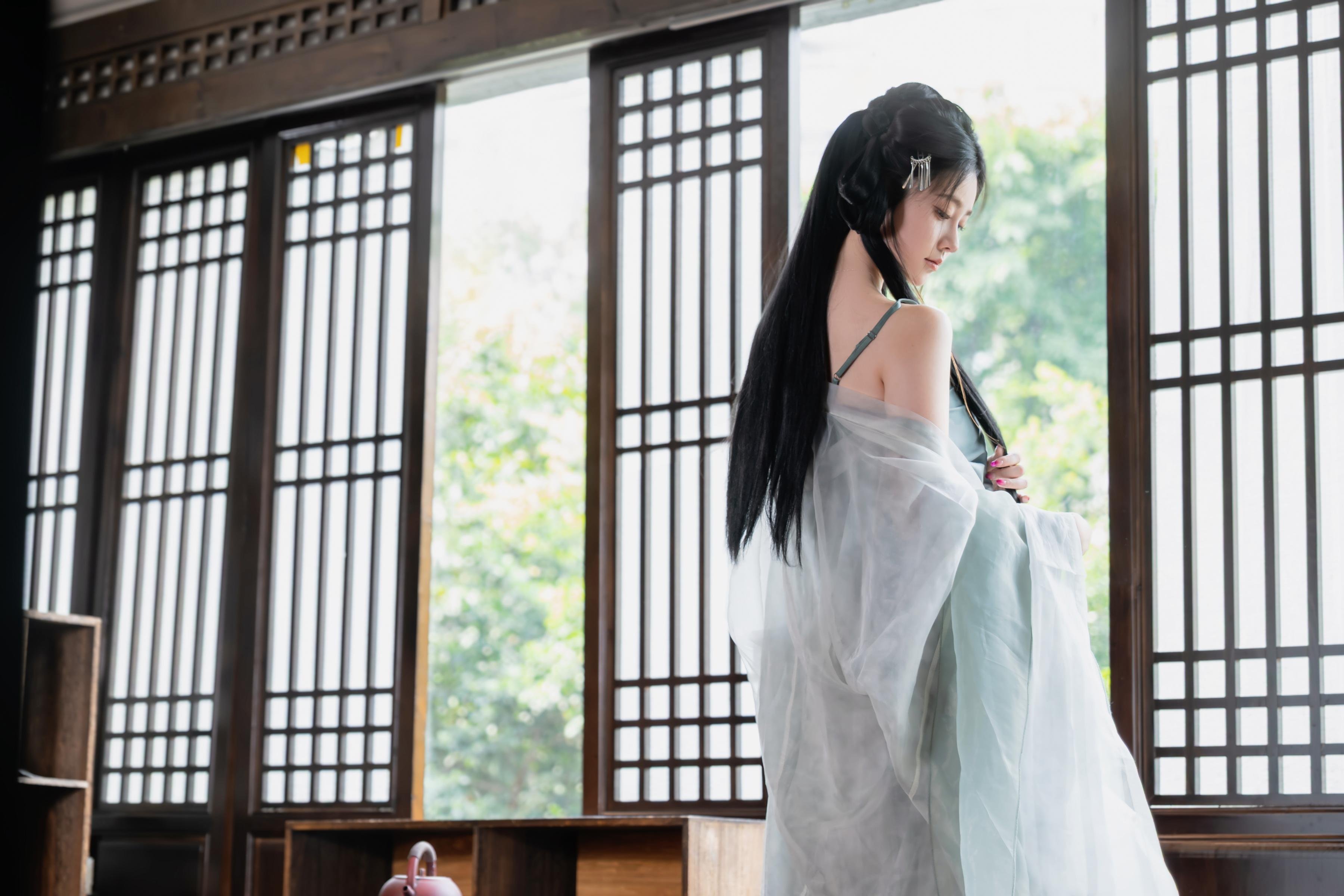 [Photos] Nnian - Huanxi Sha: Sheer Hanfu with Low-Cut Beauty in a Wooden Window Tea Room, 80P