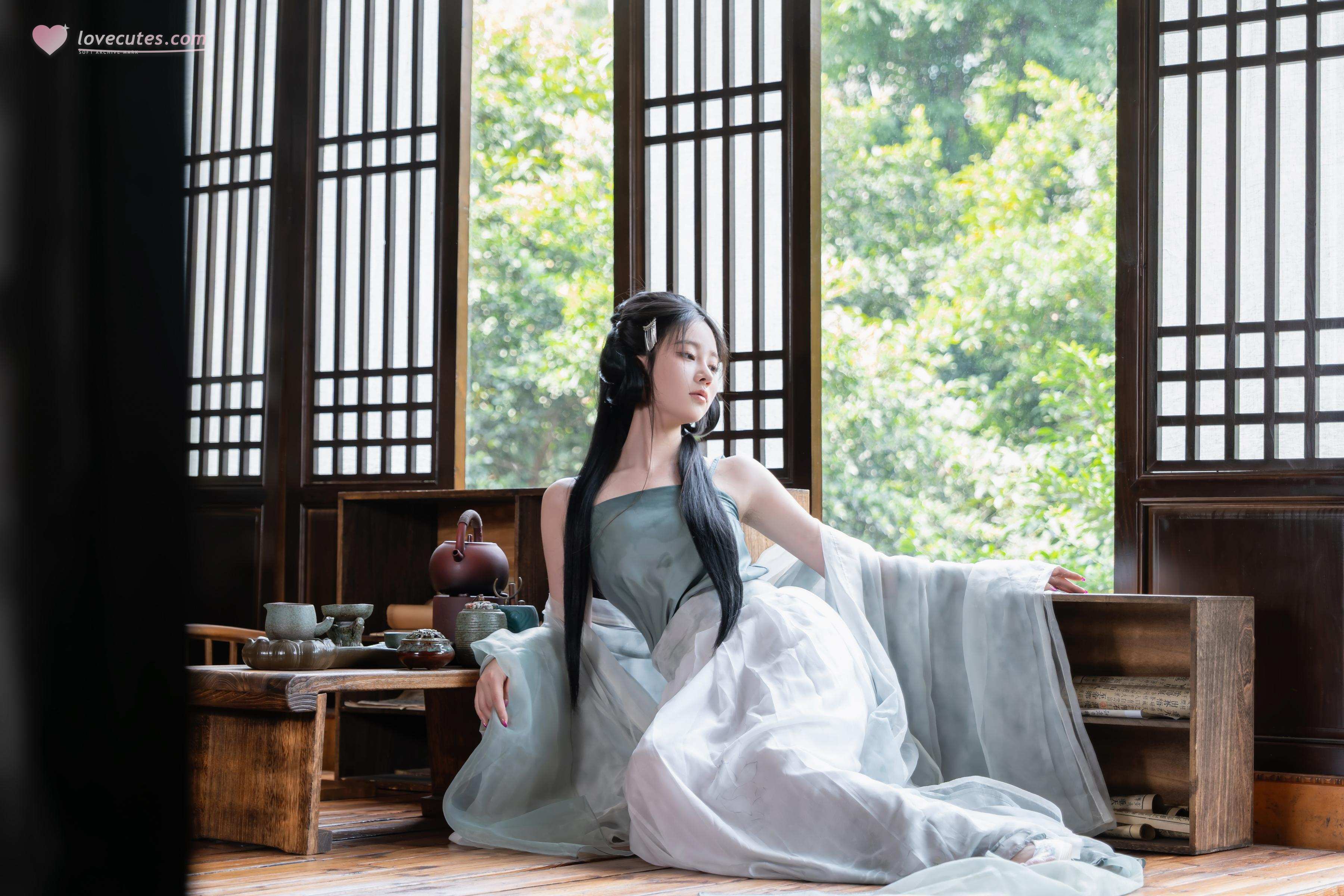[Photos] Nnian - Huanxi Sha: Sheer Hanfu with Low-Cut Beauty in a Wooden Window Tea Room, 80P