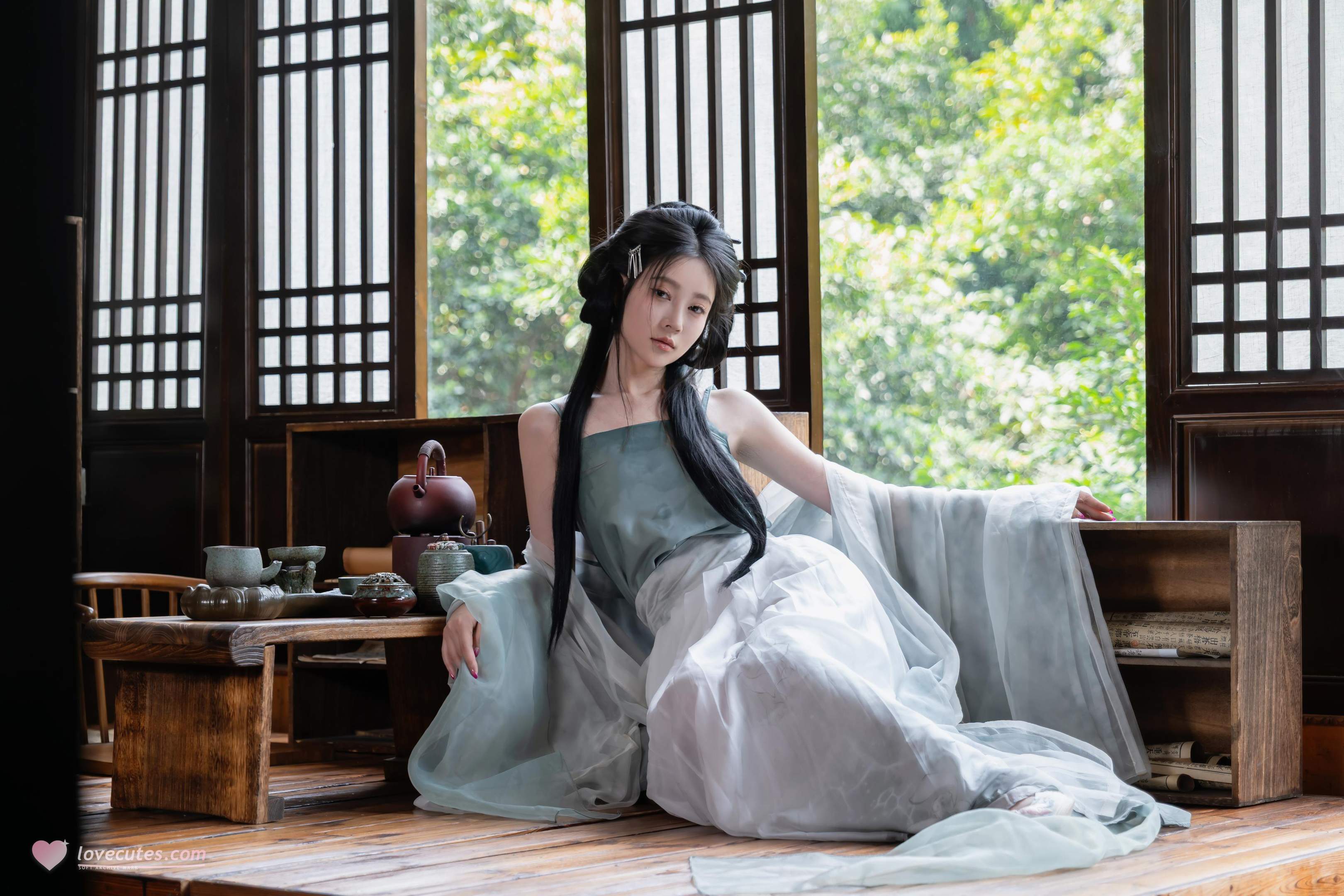 [Photos] Nnian - Huanxi Sha: Sheer Hanfu with Low-Cut Beauty in a Wooden Window Tea Room, 80P