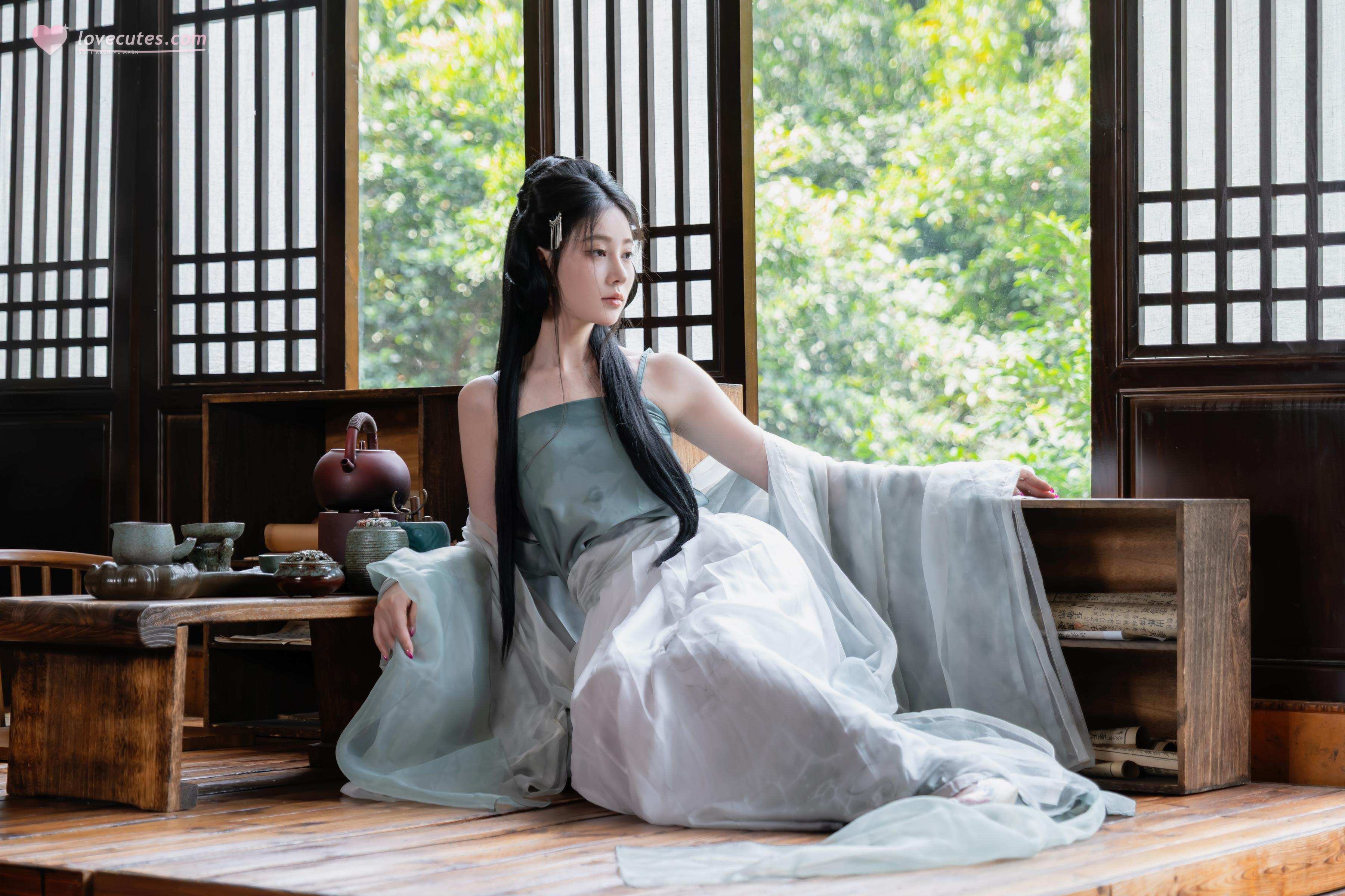 [Photos] Nnian - Huanxi Sha: Sheer Hanfu with Low-Cut Beauty in a Wooden Window Tea Room, 80P