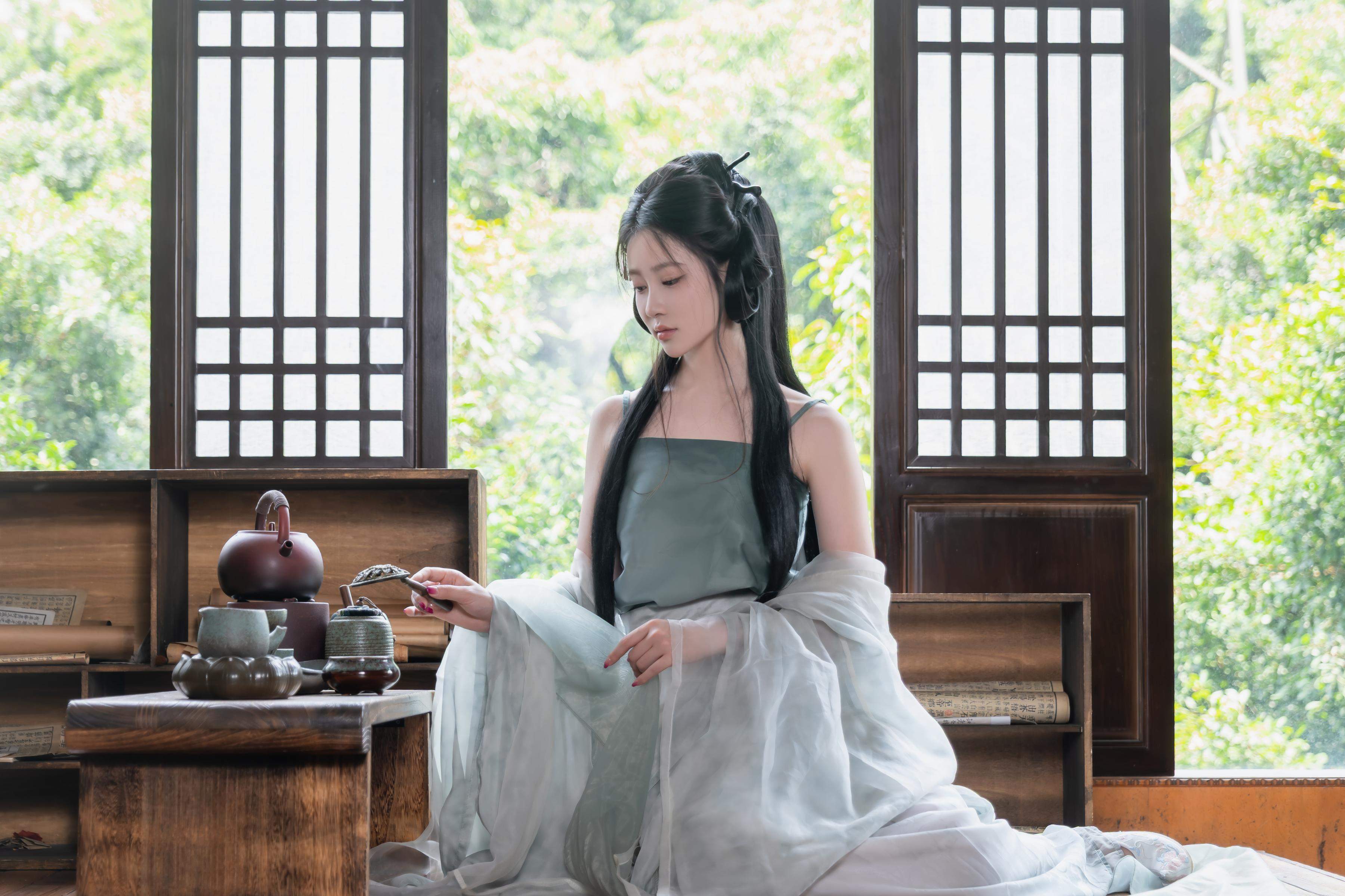 [Photos] Nnian - Huanxi Sha: Sheer Hanfu with Low-Cut Beauty in a Wooden Window Tea Room, 80P