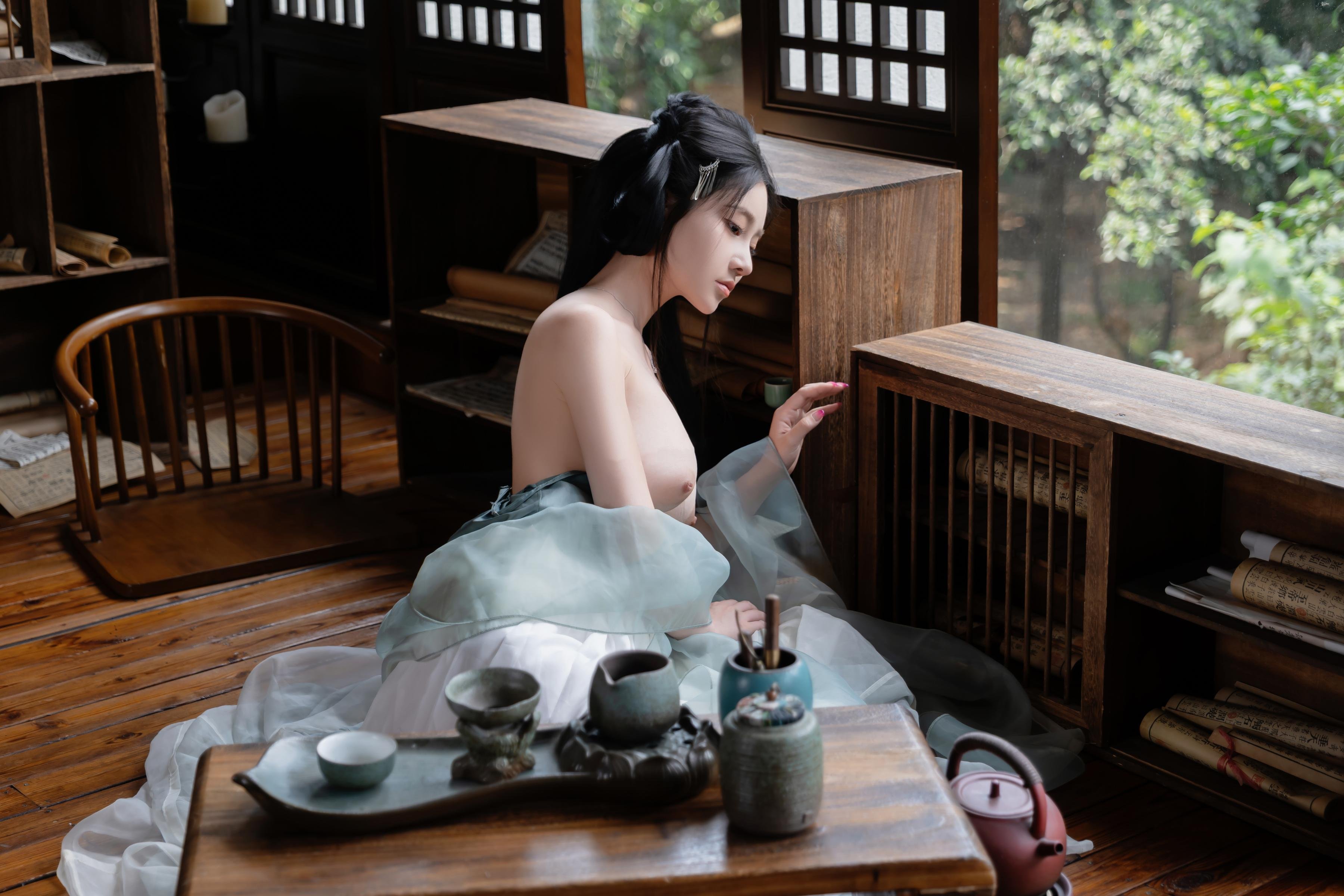[Photos] Nnian - Huanxi Sha: Sheer Hanfu with Low-Cut Beauty in a Wooden Window Tea Room, 80P