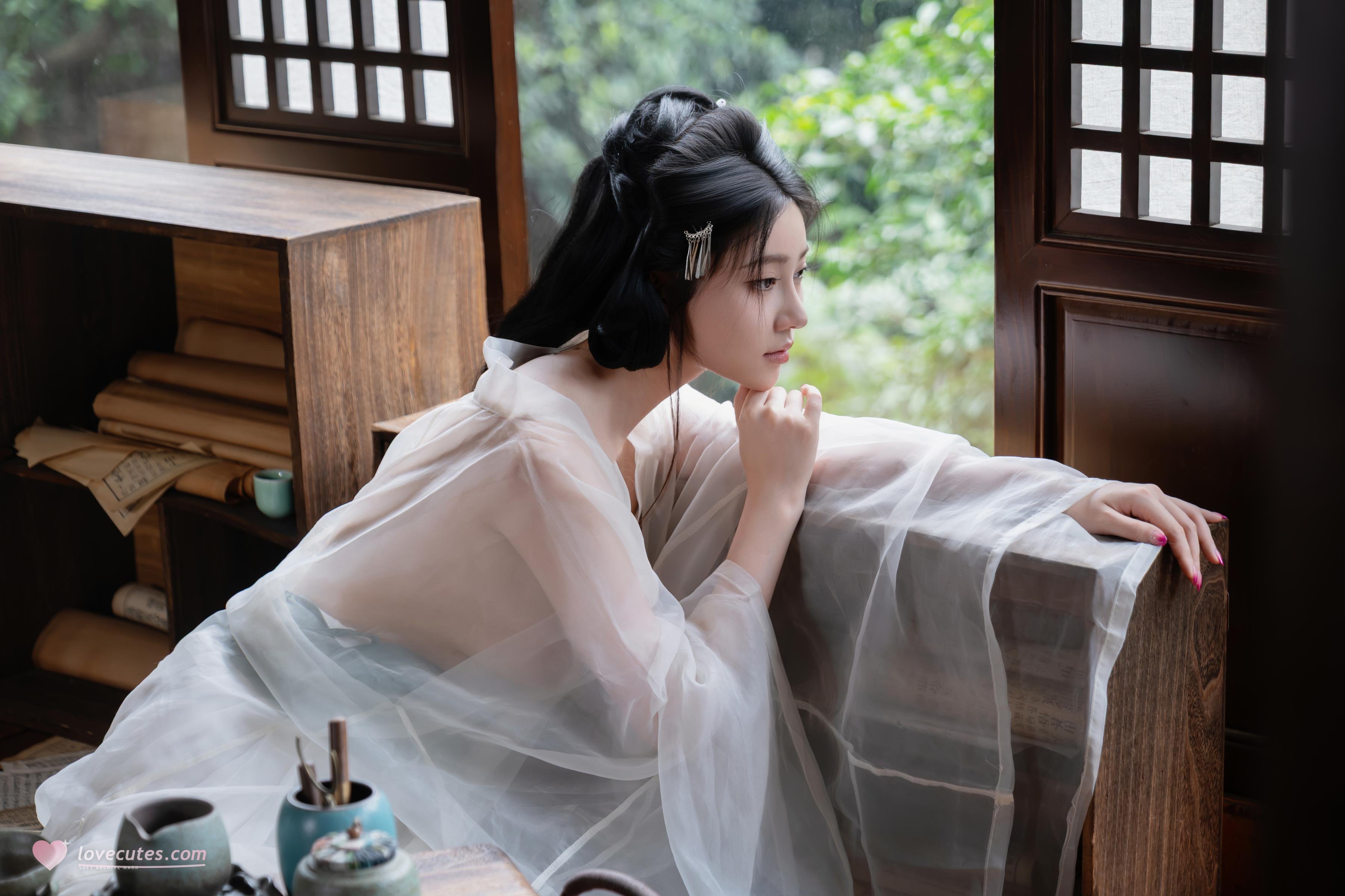 [Photos] Nnian - Huanxi Sha: Sheer Hanfu with Low-Cut Beauty in a Wooden Window Tea Room, 80P