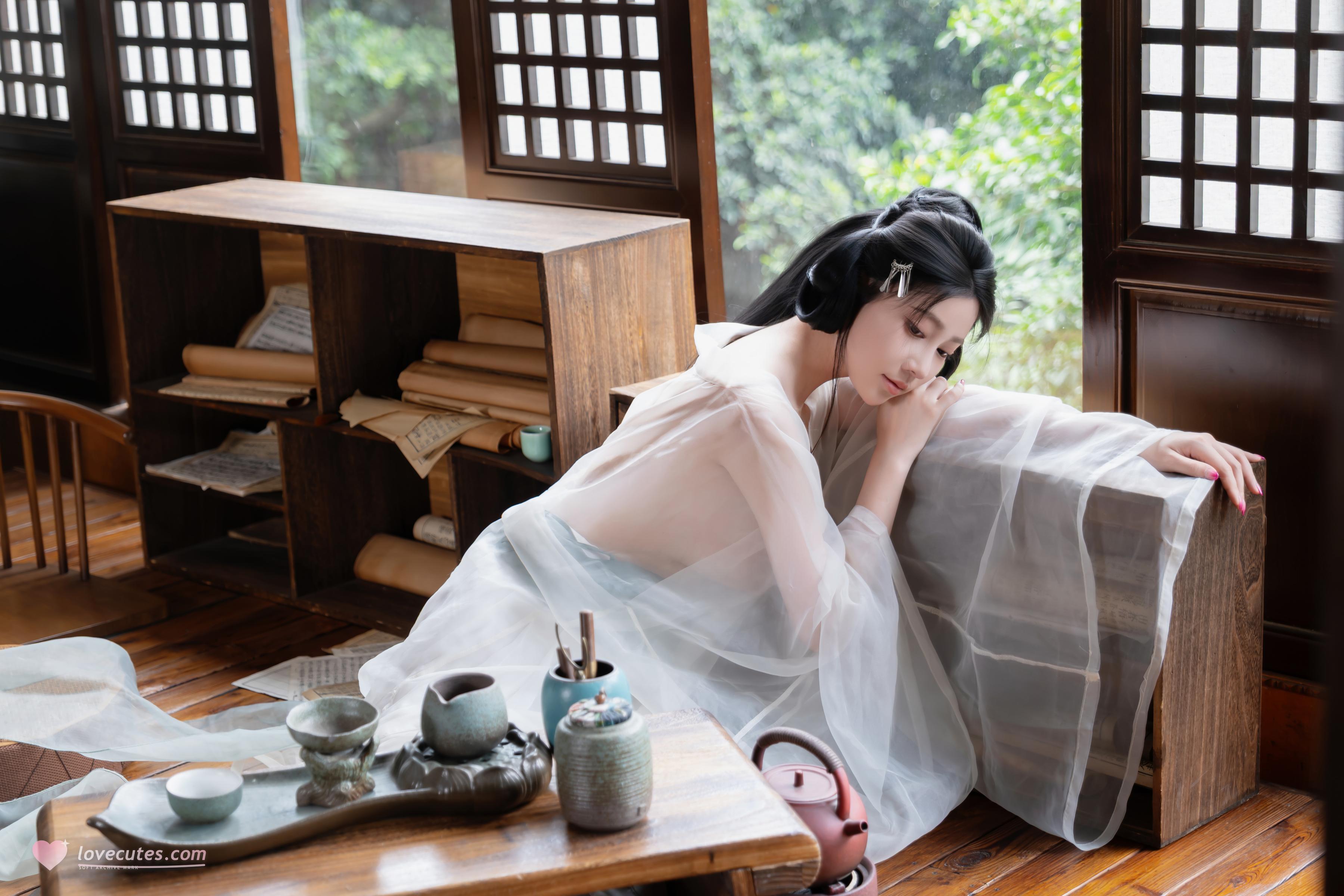 [Photos] Nnian - Huanxi Sha: Sheer Hanfu with Low-Cut Beauty in a Wooden Window Tea Room, 80P