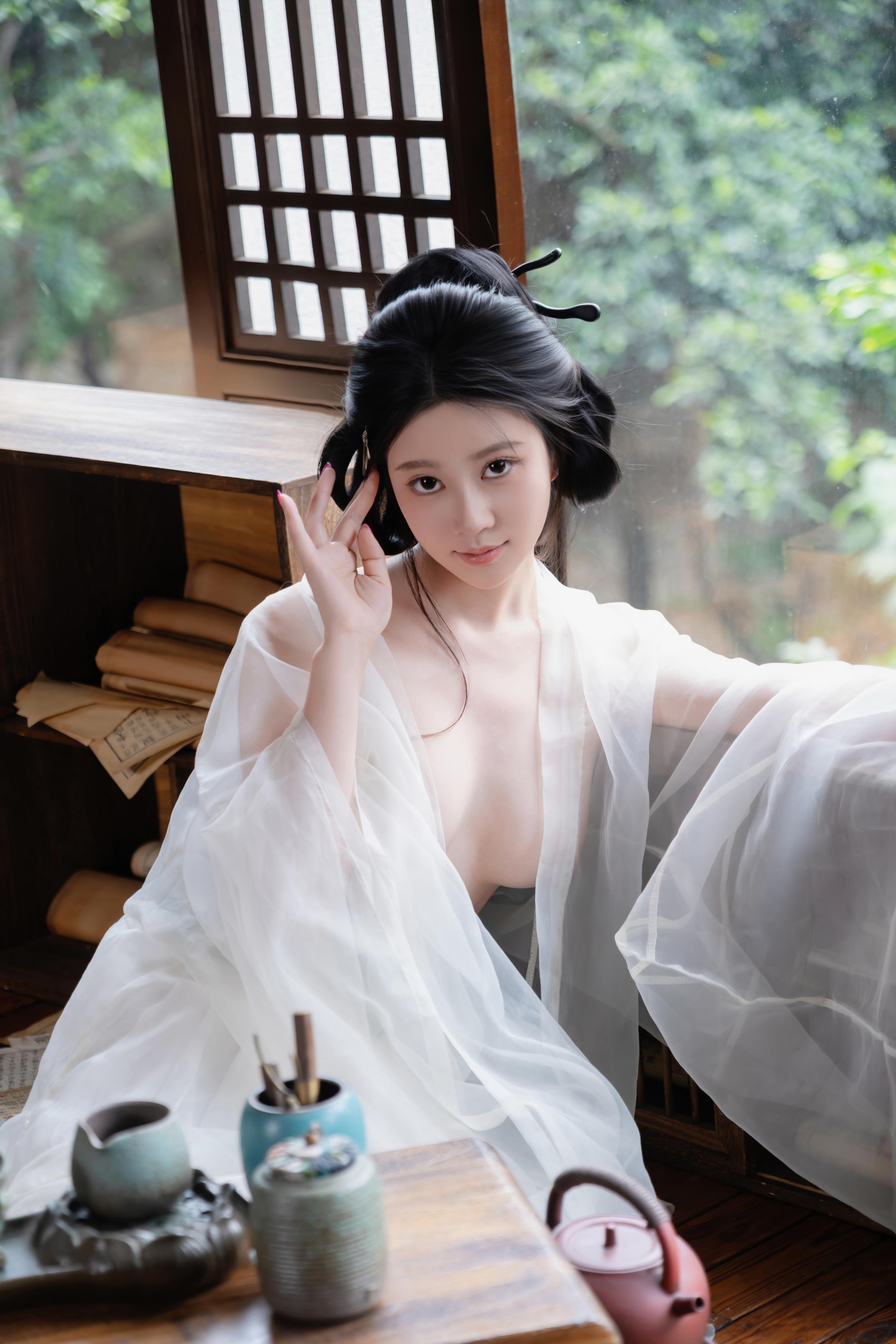 [Photos] Nnian - Huanxi Sha: Sheer Hanfu with Low-Cut Beauty in a Wooden Window Tea Room, 80P