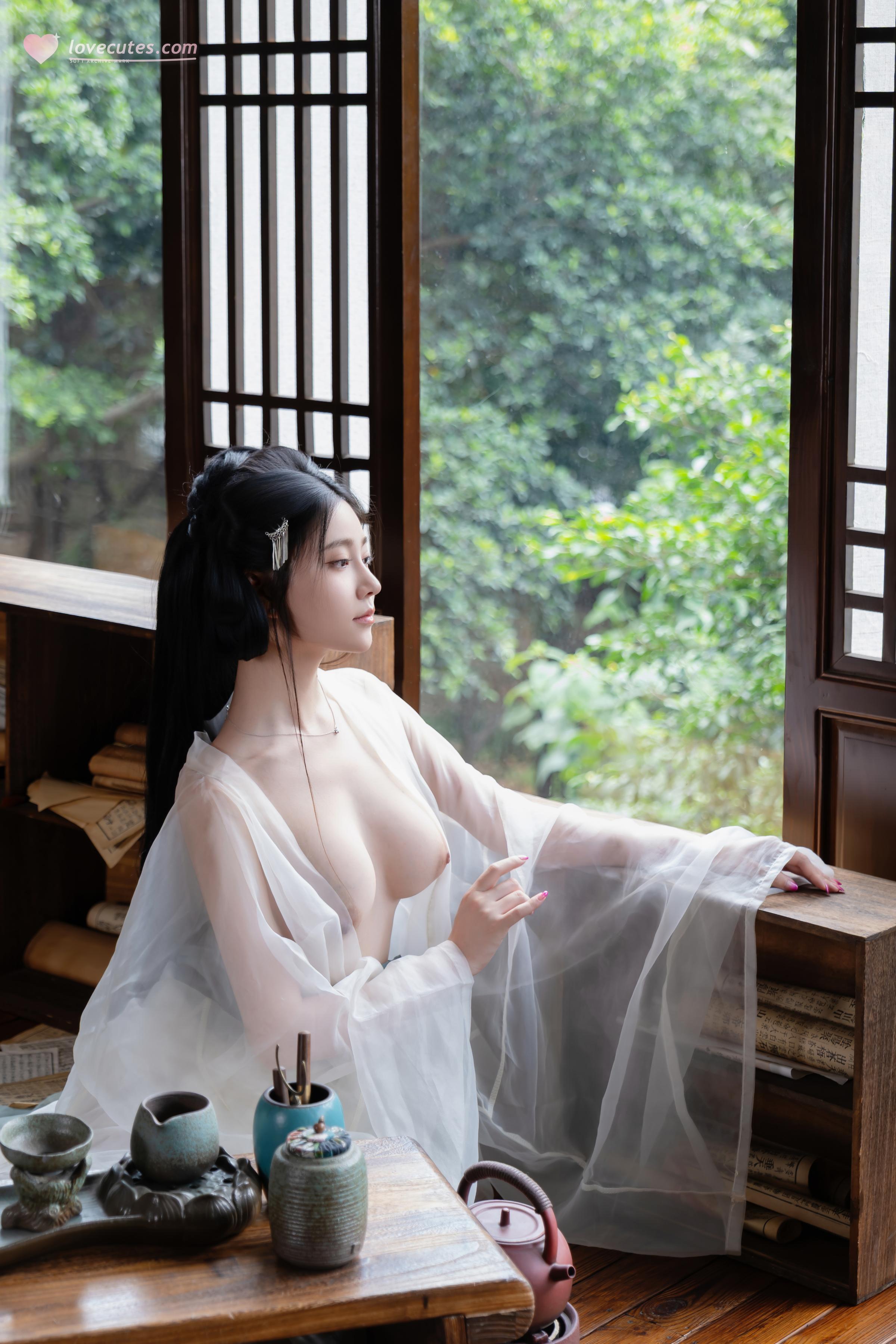 [Photos] Nnian - Huanxi Sha: Sheer Hanfu with Low-Cut Beauty in a Wooden Window Tea Room, 80P