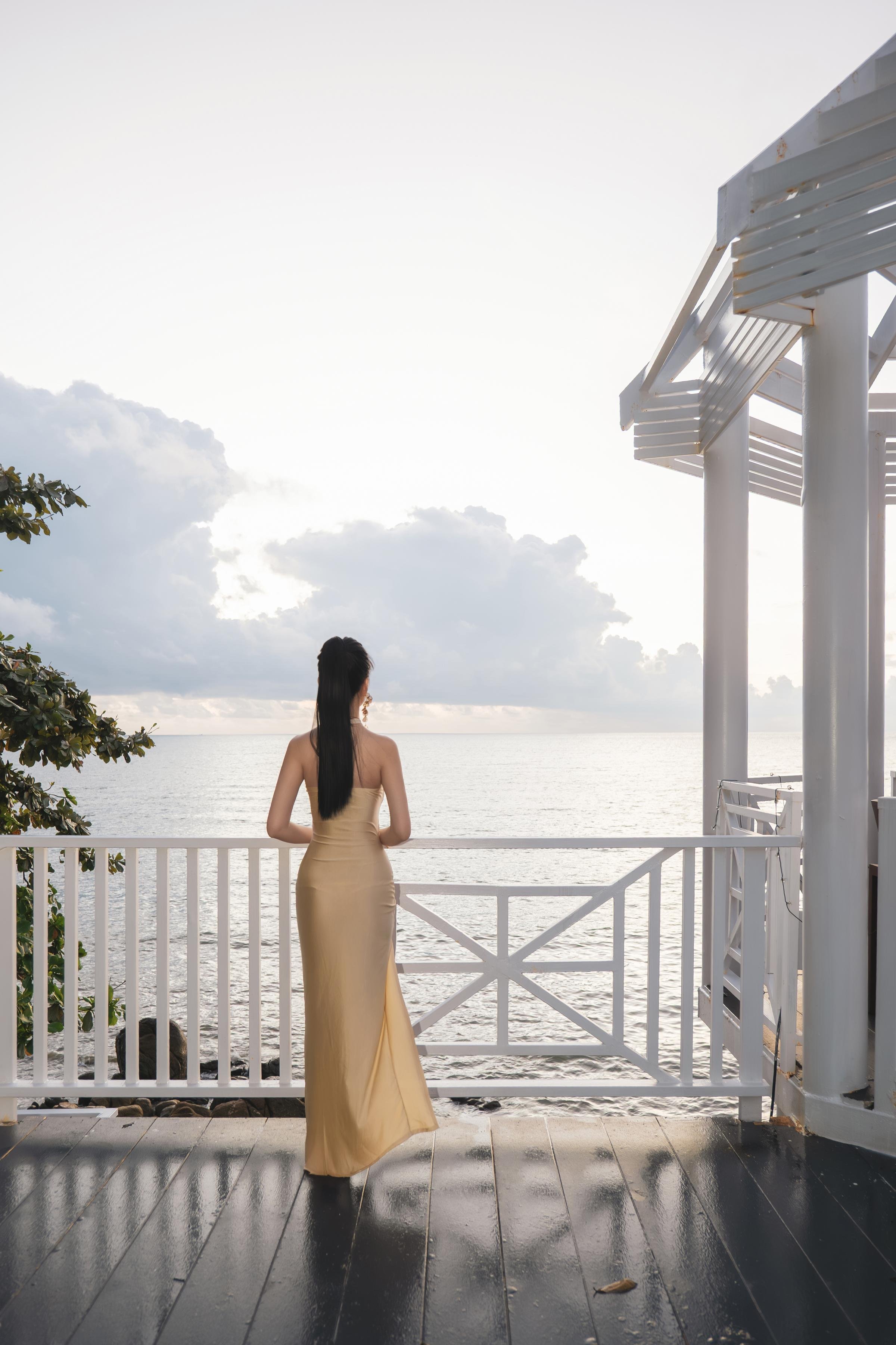 [Photos] Nnian - Seaside Venus: Sunset Nude Sheer Fabric with High Slit, 80P