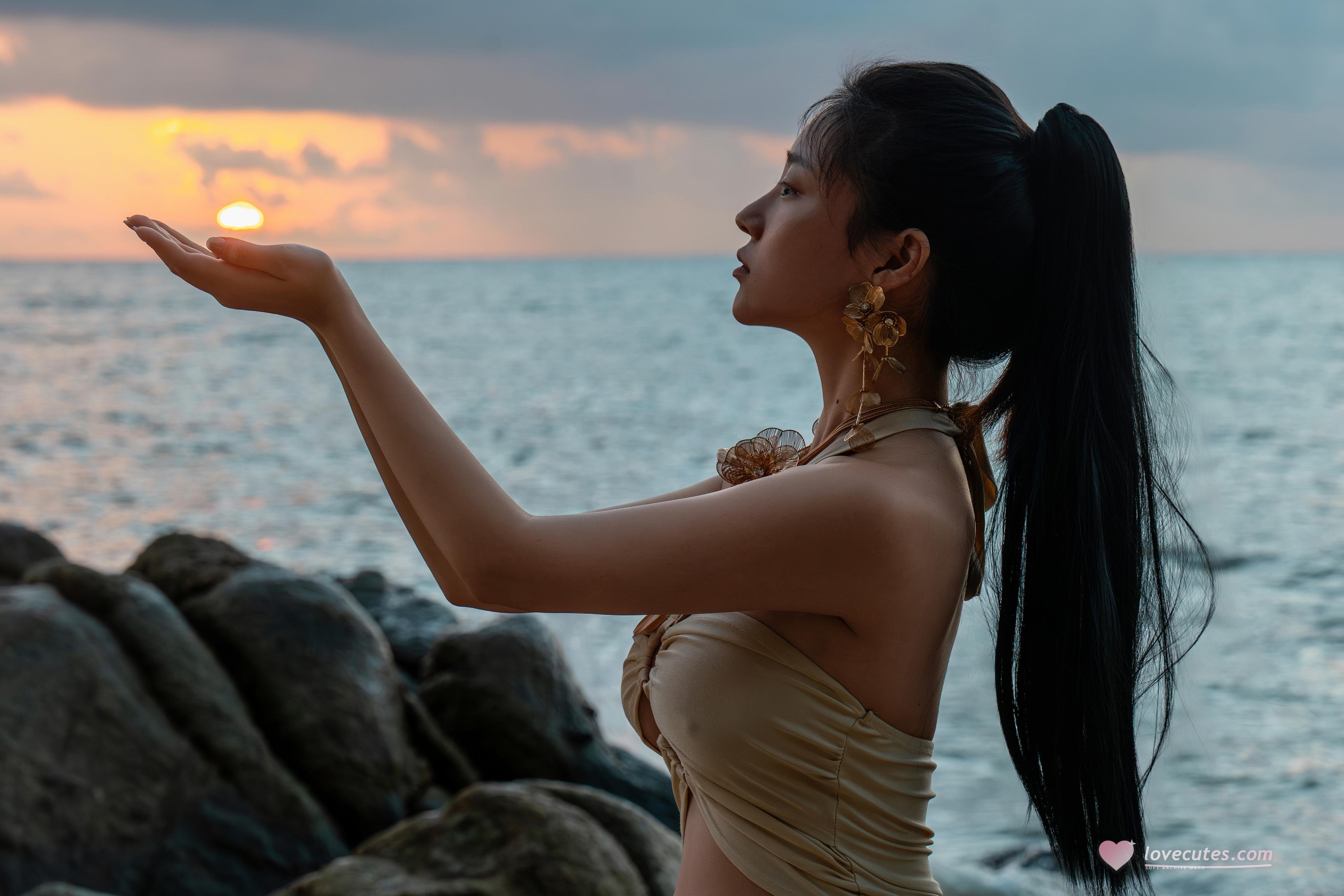 [Photos] Nnian - Seaside Venus: Sunset Nude Sheer Fabric with High Slit, 80P