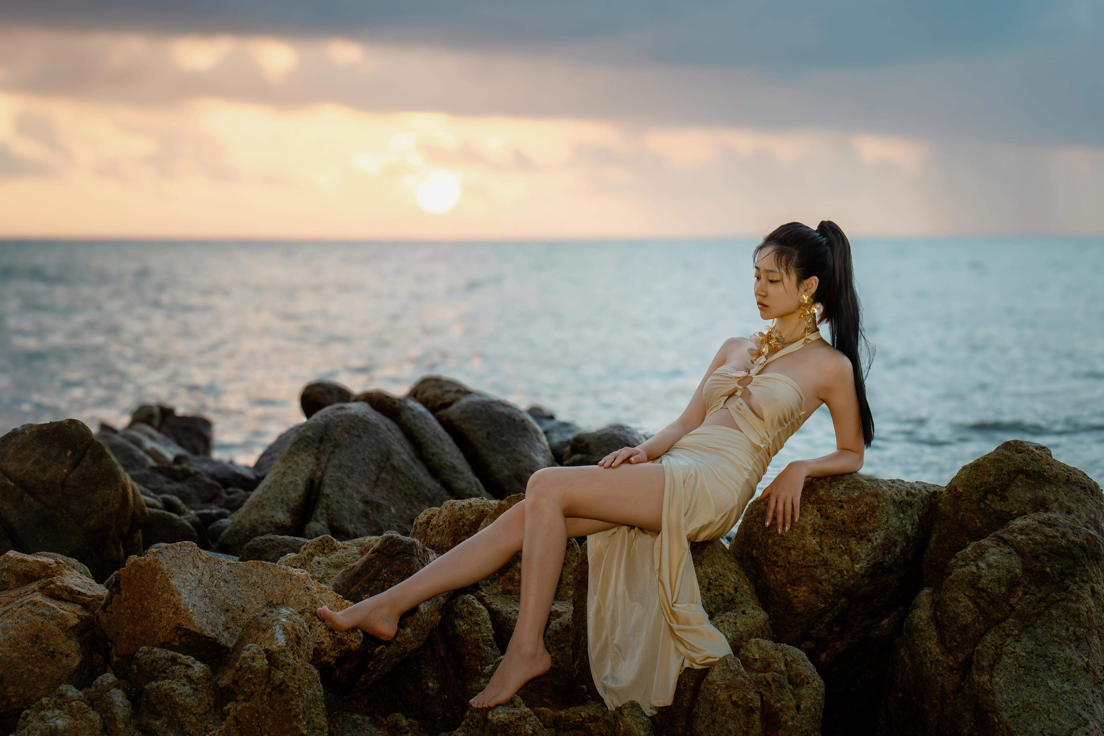 [Photos] Nnian - Seaside Venus: Sunset Nude Sheer Fabric with High Slit, 80P