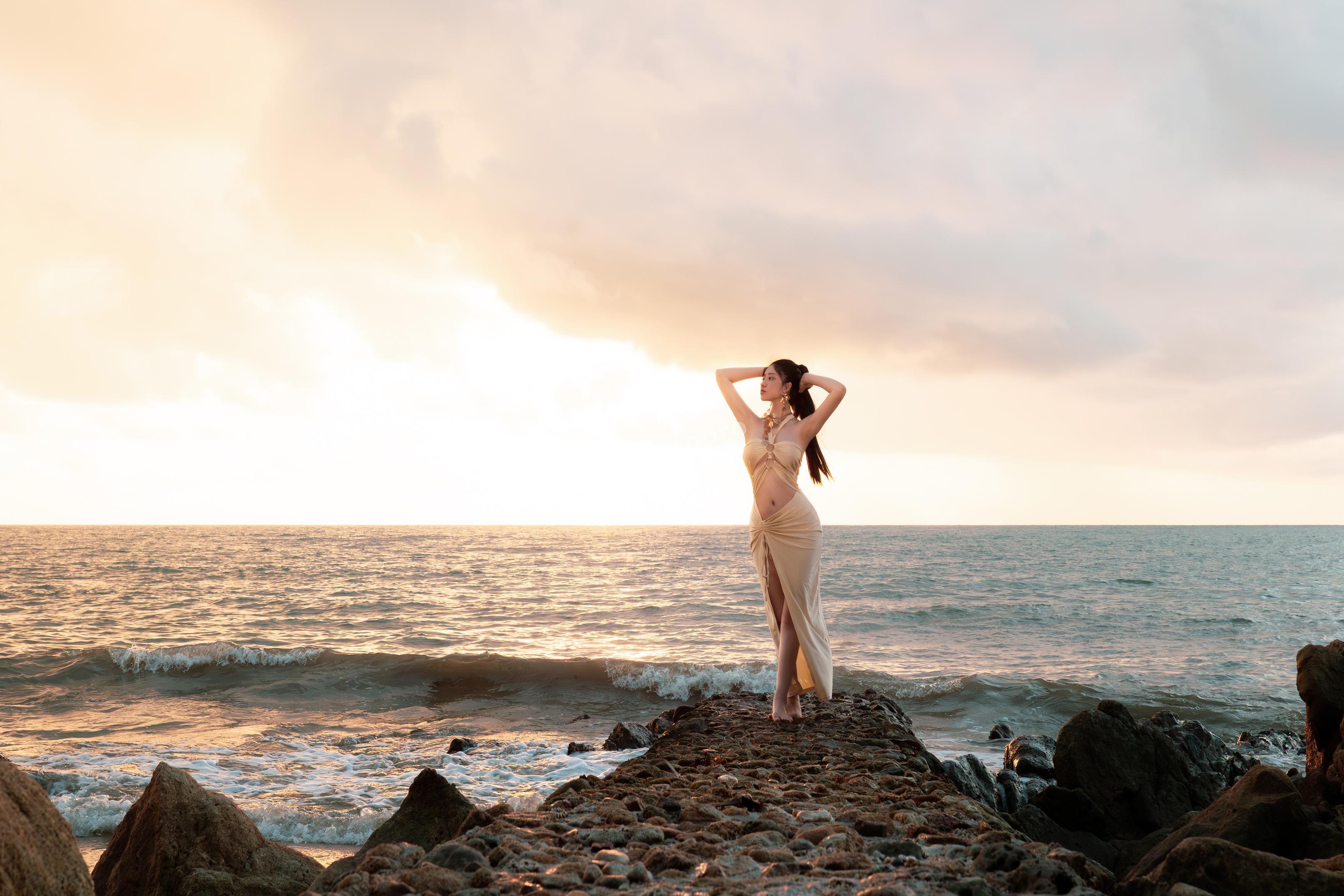 [Photos] Nnian - Seaside Venus: Sunset Nude Sheer Fabric with High Slit, 80P