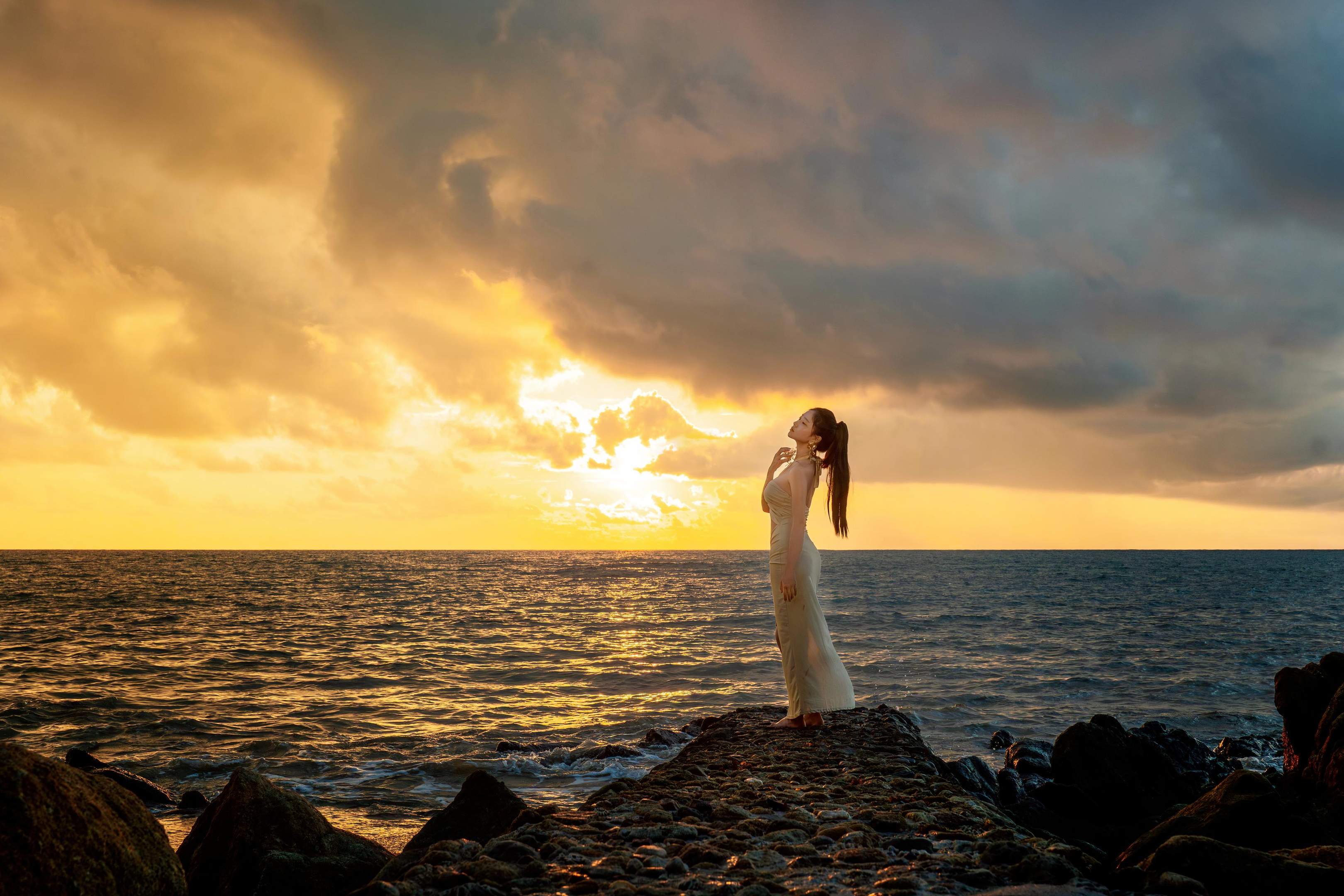 [Photos] Nnian - Seaside Venus: Sunset Nude Sheer Fabric with High Slit, 80P