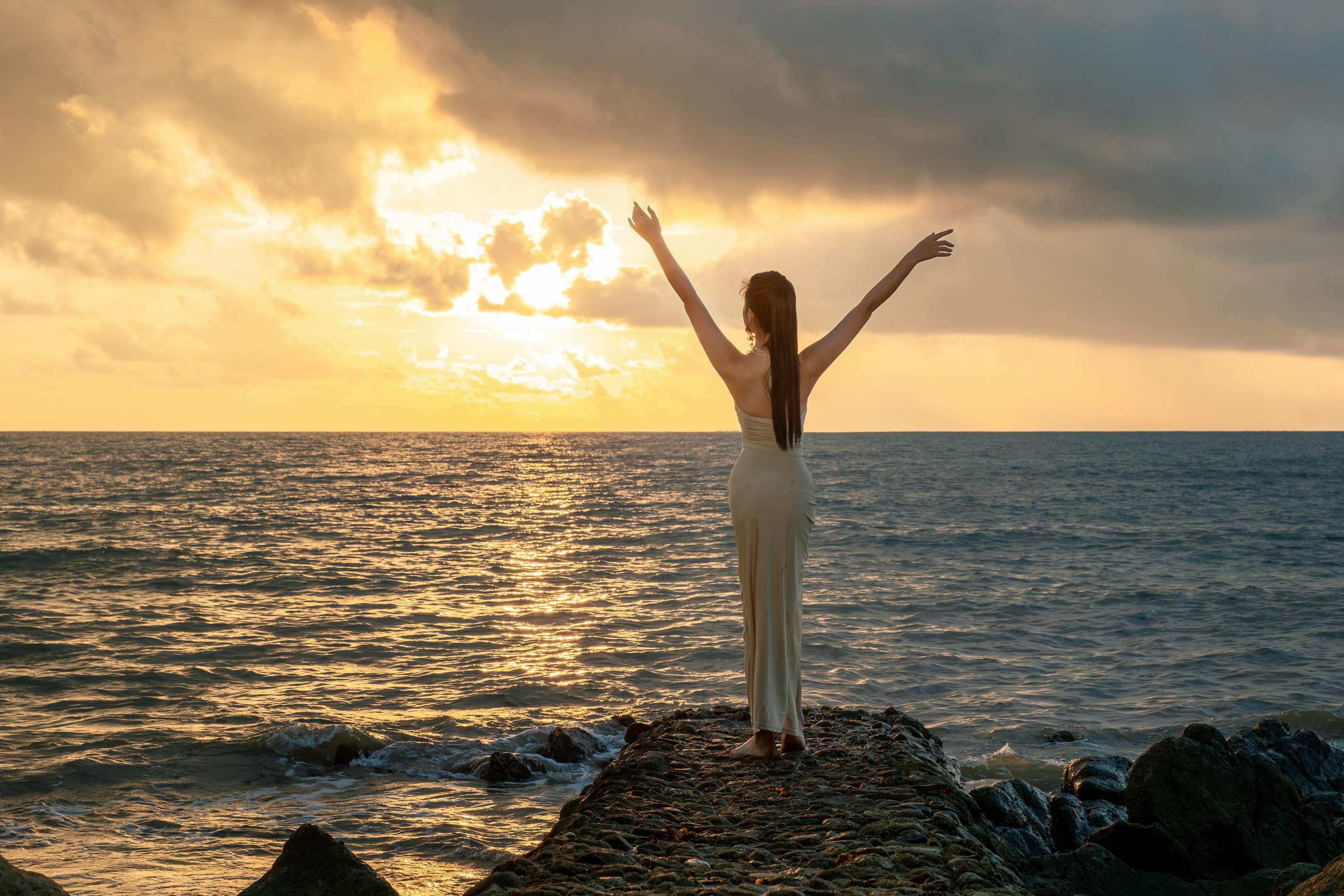 [Photos] Nnian - Seaside Venus: Sunset Nude Sheer Fabric with High Slit, 80P