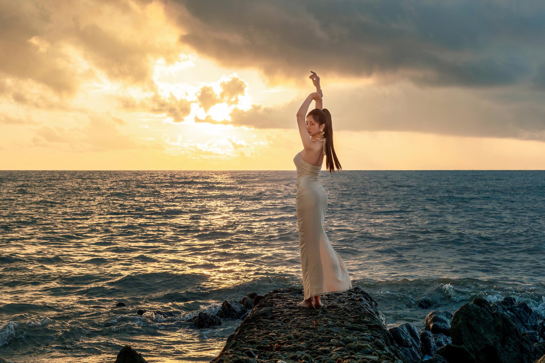 [Photos] Nnian - Seaside Venus: Sunset Nude Sheer Fabric with High Slit, 80P