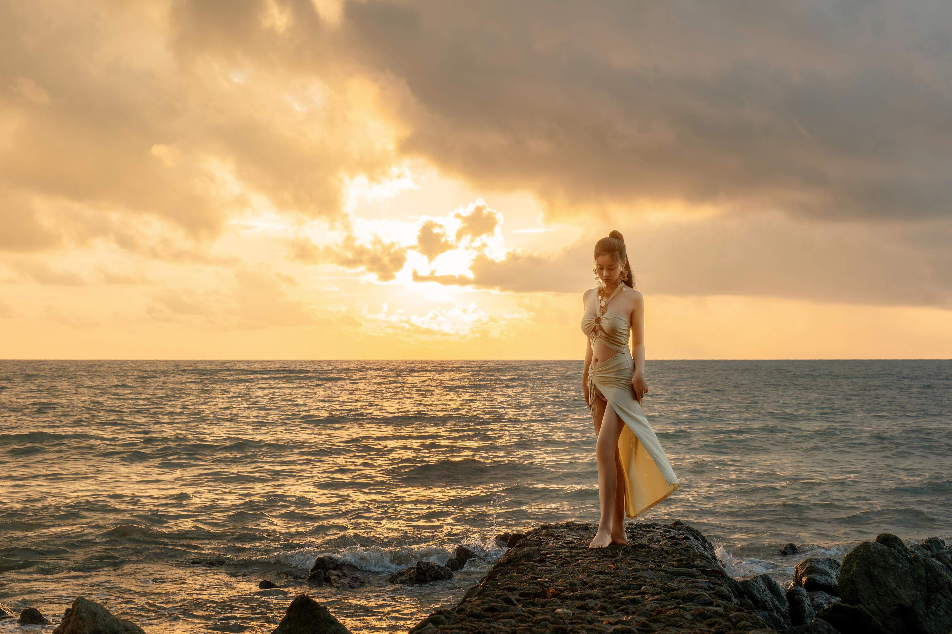 [Photos] Nnian - Seaside Venus: Sunset Nude Sheer Fabric with High Slit, 80P